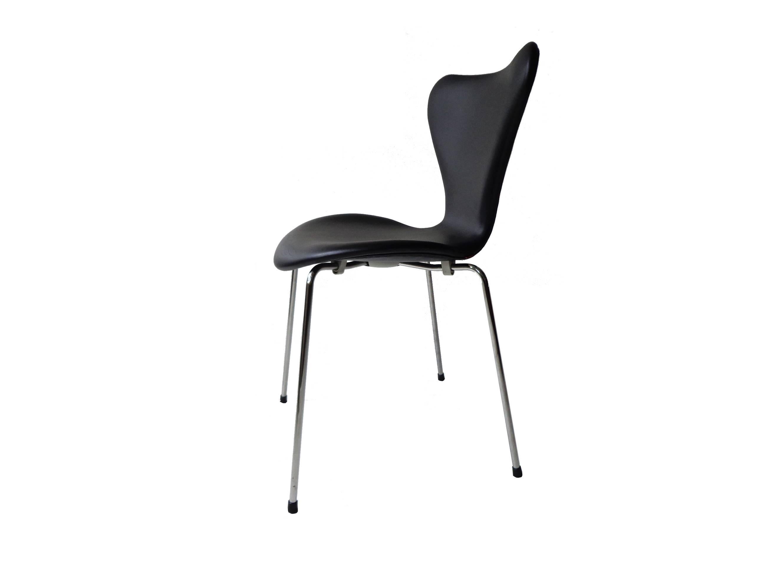 Offerd by Zitzo, Amsterdam: Model 3107 or Seven chair. The shell is made in pressure molded veneer, the inner veneer is beech, fully upholsterd in the finest original black elegance sense leather.
The base is chromed metal. Original labeld by Fritz