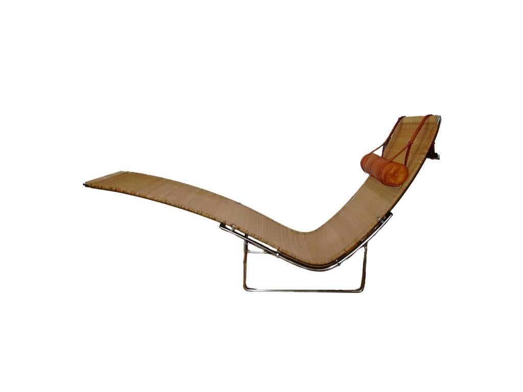 The PK 24 hammock chaise consists of a stainless steel frame balanced on a stainless steel belt set on a U-shaped base. The frames changes position for different uses. Original niger leather and cane.

The hammock chaise is in the permanent