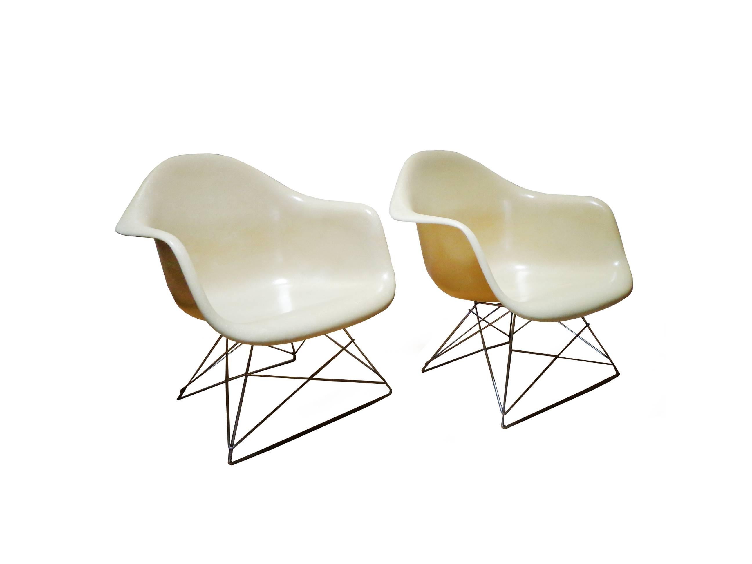 Offerd by Zitzo, Amsterdam: Charles and Ray Eames Low armchair rod (LAR) for Herman Miller. Molded off-white fiberglass, chrome-plated steel, rubber. One item is sold!

Signed with manufacturer's mark to rubber underside.

literature: Eames Design:
