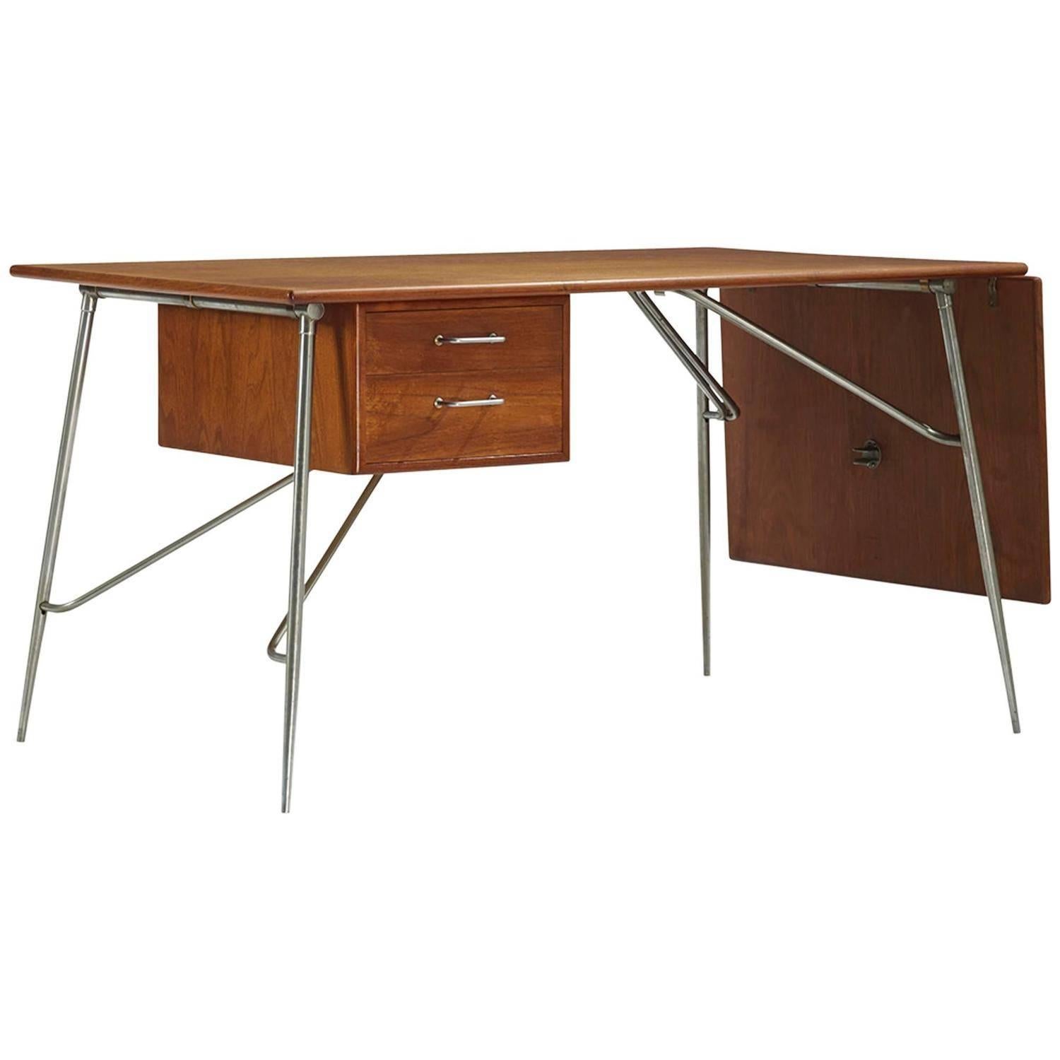 Offerd by Zitzo, Amsterdam Danish modernism writing or office desk in teak by Børge Mogensen.
Desk features one 48 cm drop-leaf; table measures 132 cm and 180 cm when fully extended. Base in matte chrome-plated steel.

Literature: Børge Mogensen,