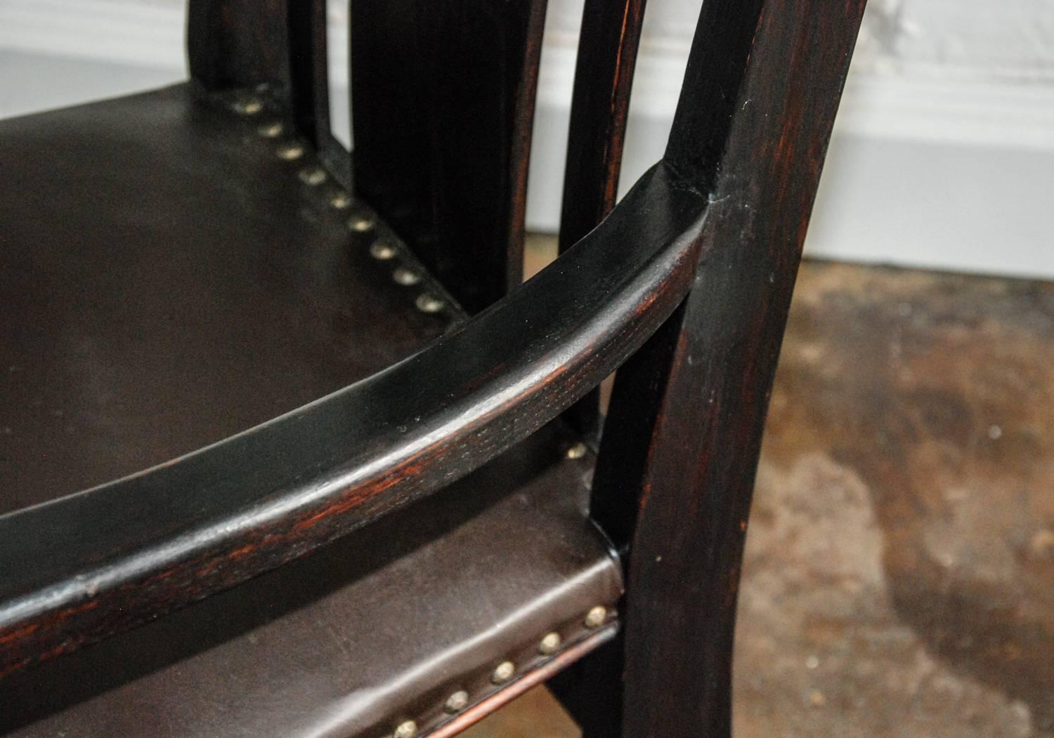 20th Century Pair of Ebonized Oak and Leather Highback Arts & Crafts Style Chairs, circa 1980 For Sale
