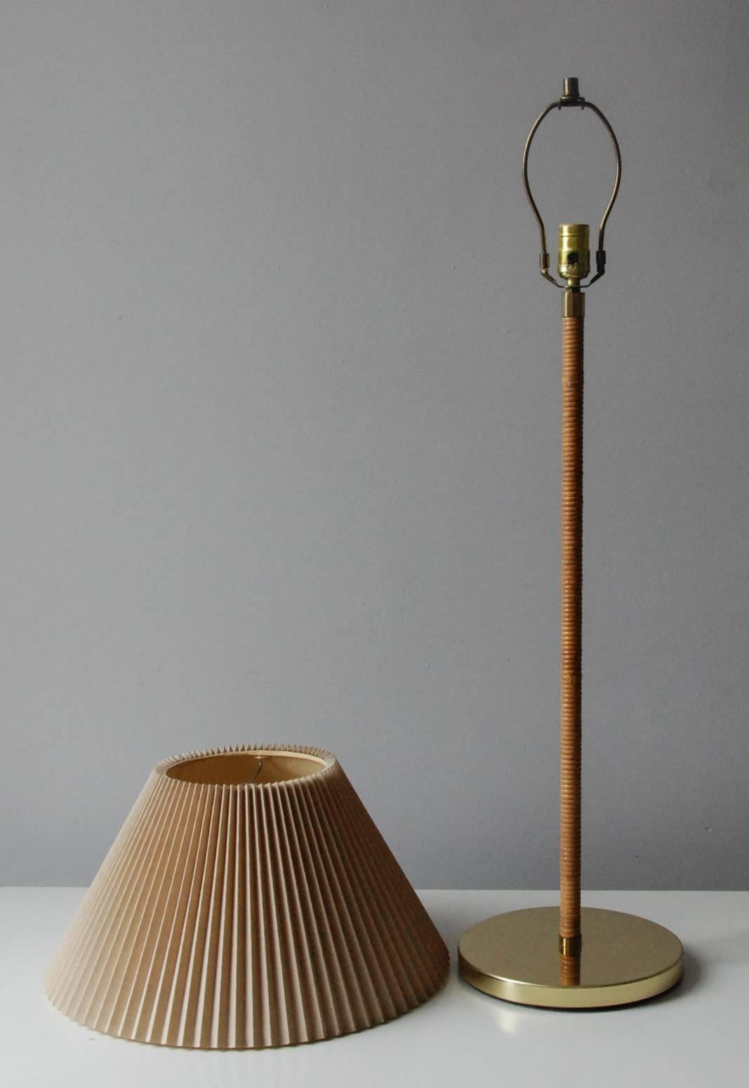 Mid-Century Modern Rattan and Brass Table Lamp, Italy, circa 1970 For Sale