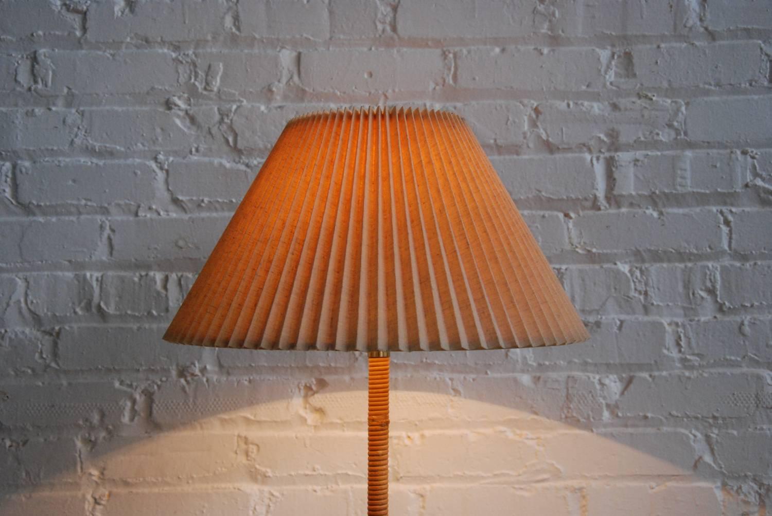 Italian Rattan and Brass Table Lamp, Italy, circa 1970 For Sale