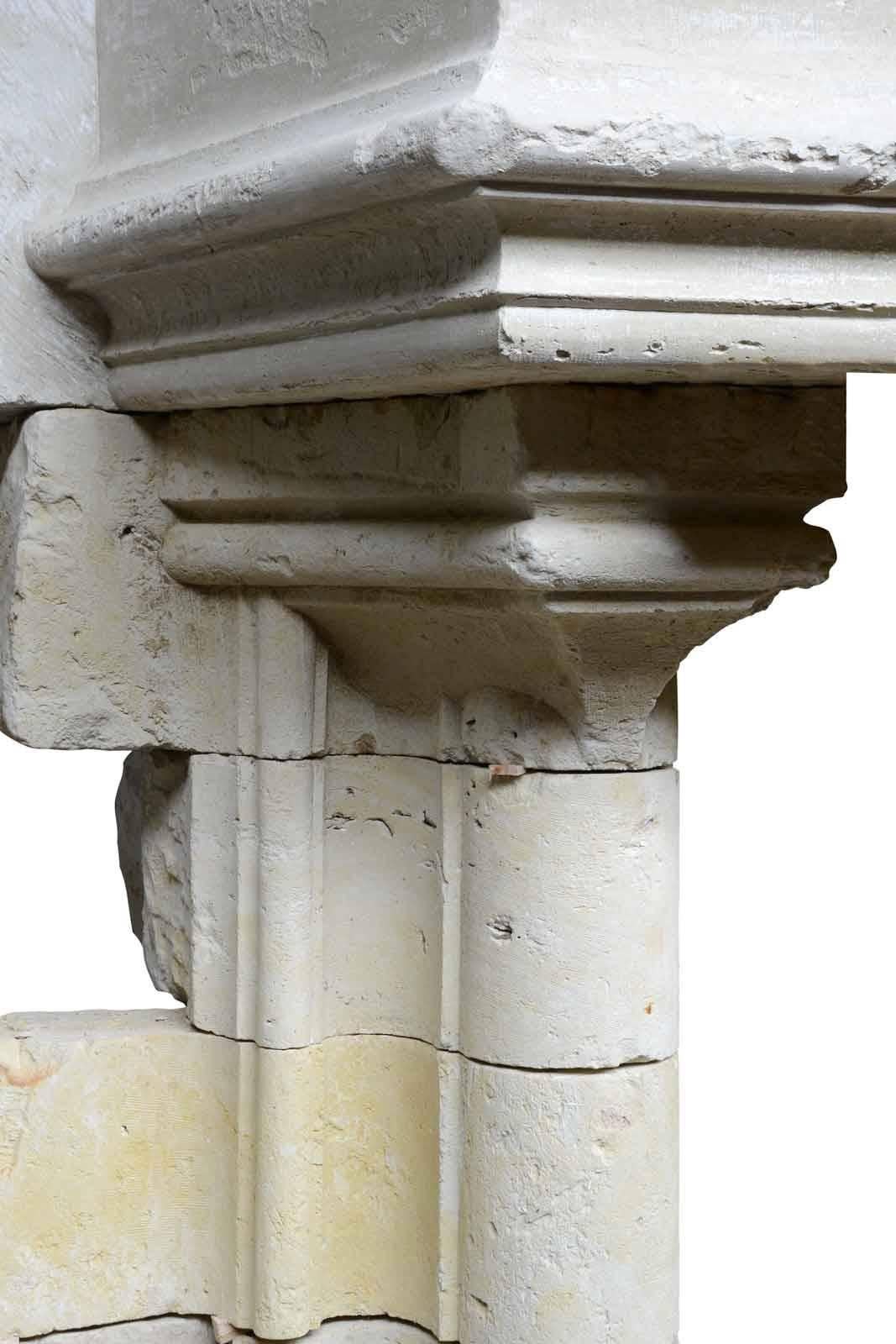 Gothic Limestone Fireplace with Engaged Columns, 15th Century In Good Condition For Sale In Richebourg, Yvelines