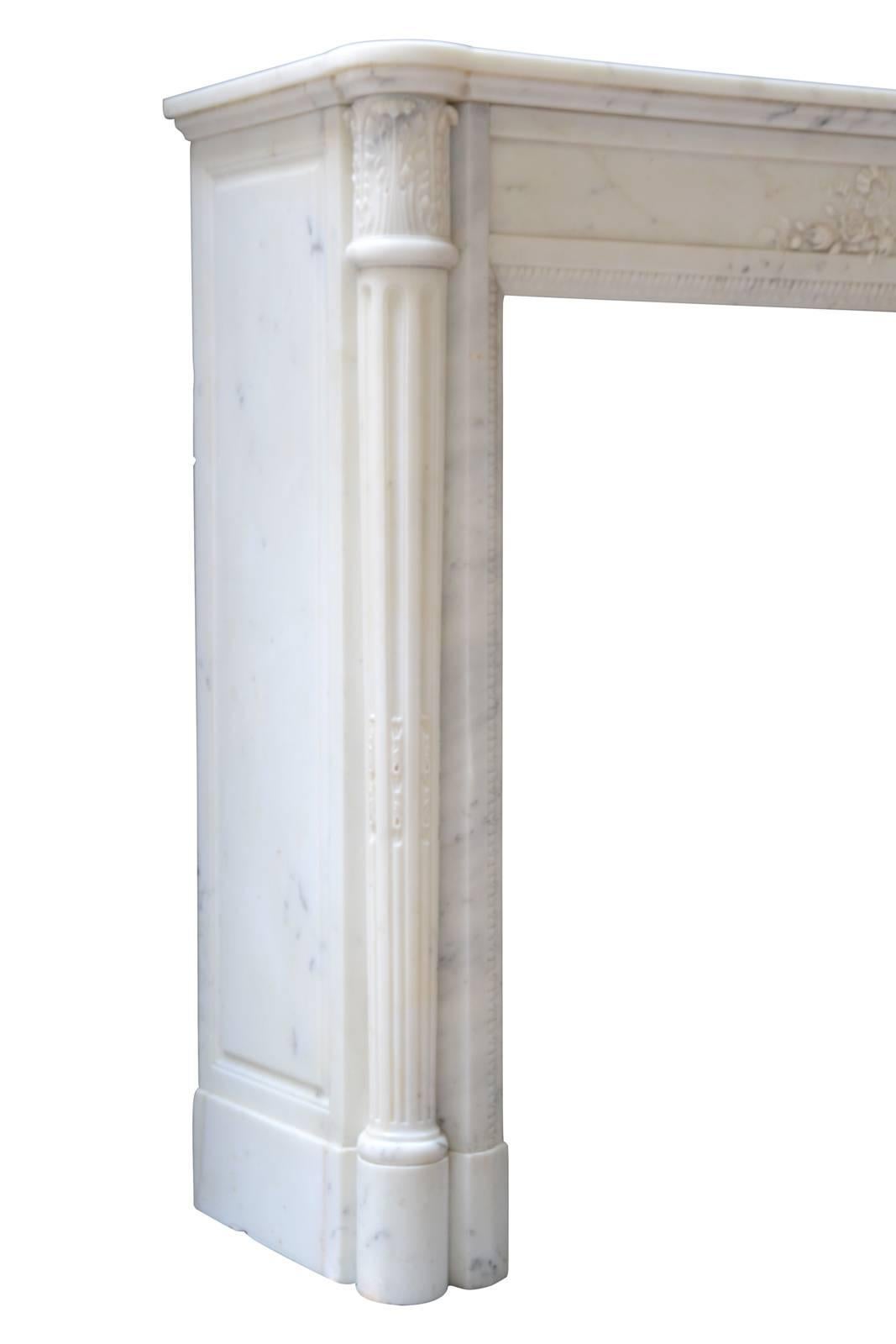 Louis XVI Style White Carrara Marble Fireplace, 19th Century In Good Condition For Sale In Richebourg, Yvelines