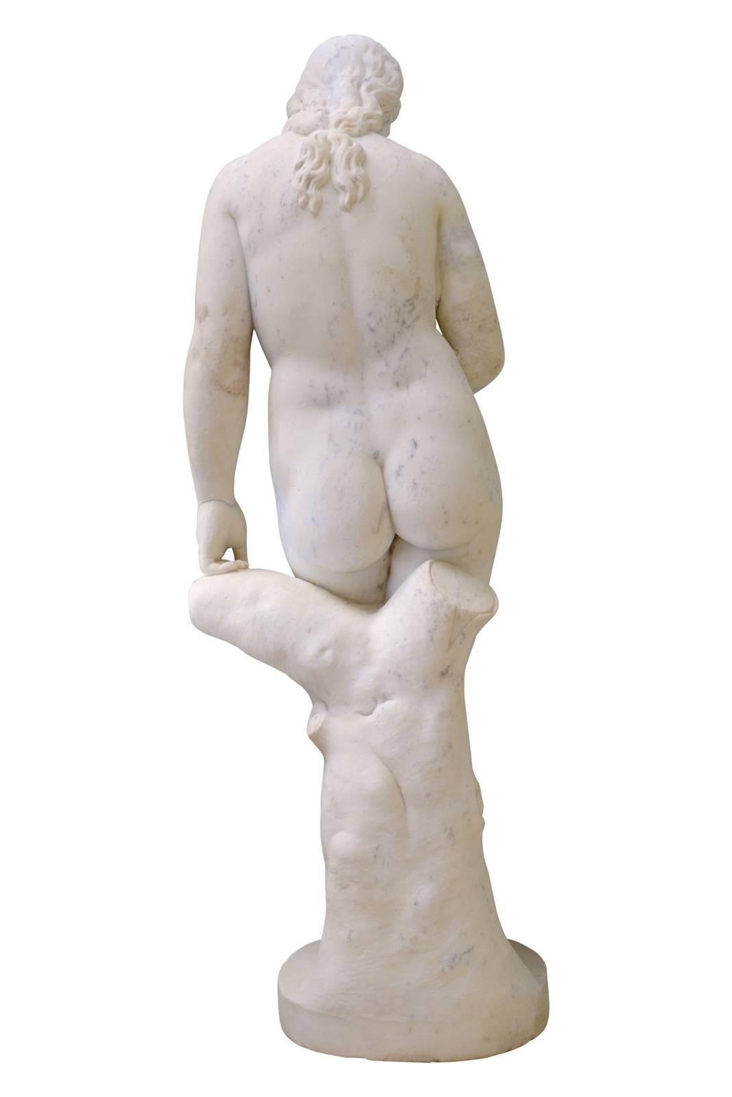 French Important Carrara Marble Statue of Venus with Apple, 18th Century For Sale