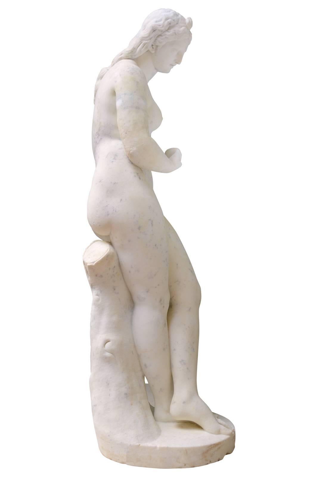 Carved Important Carrara Marble Statue of Venus with Apple, 18th Century For Sale