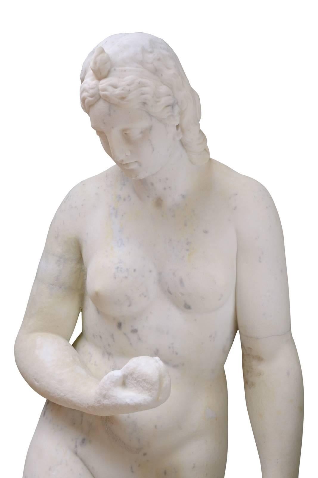 18th Century and Earlier Important Carrara Marble Statue of Venus with Apple, 18th Century For Sale