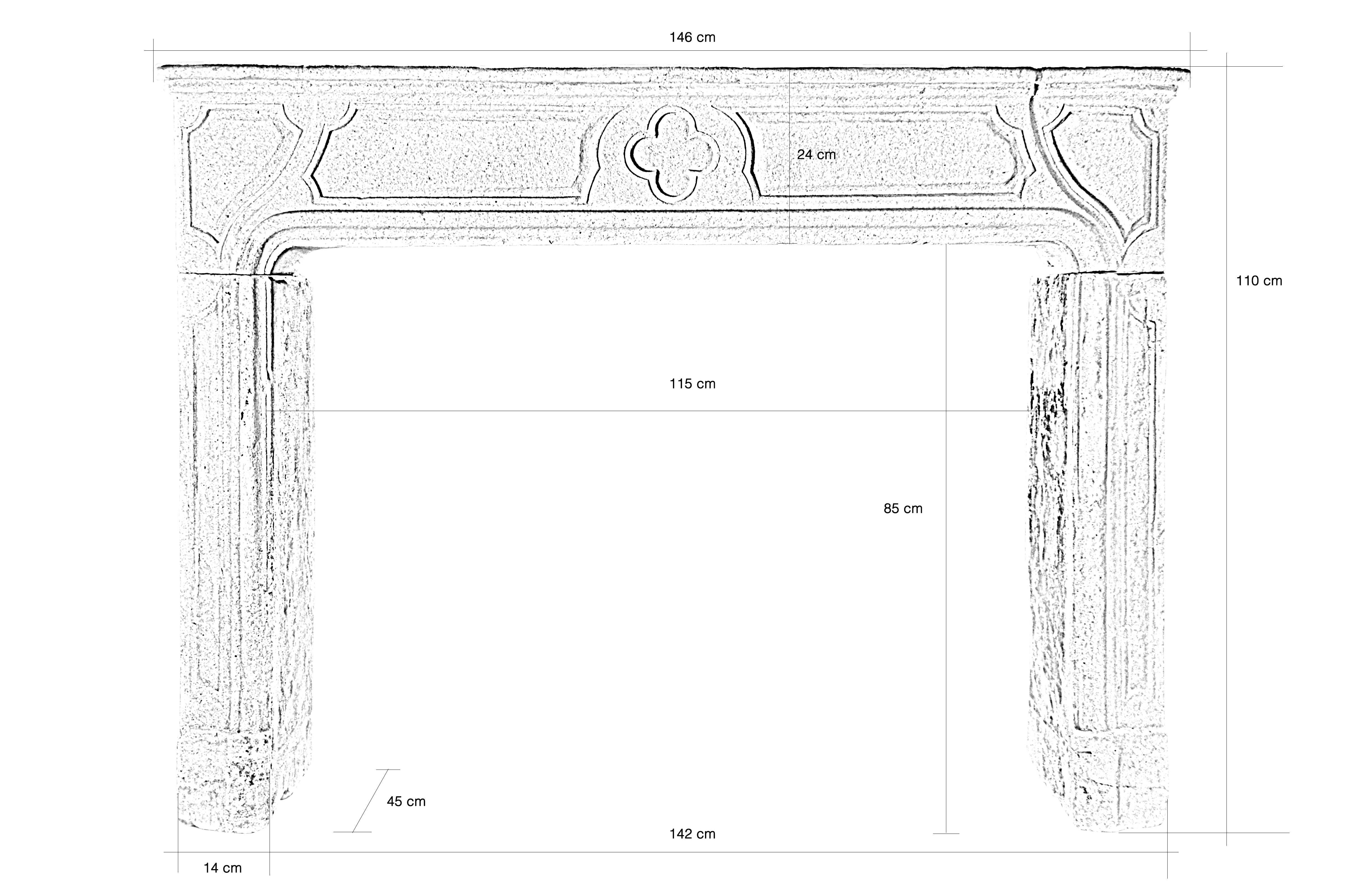 Dating from the early 18th century, Louis XIV stone fireplace presenting a lintel decorated with a median quadrilobe motif flanked by frames. A molded torus emphasizes the line of the hearth.
  