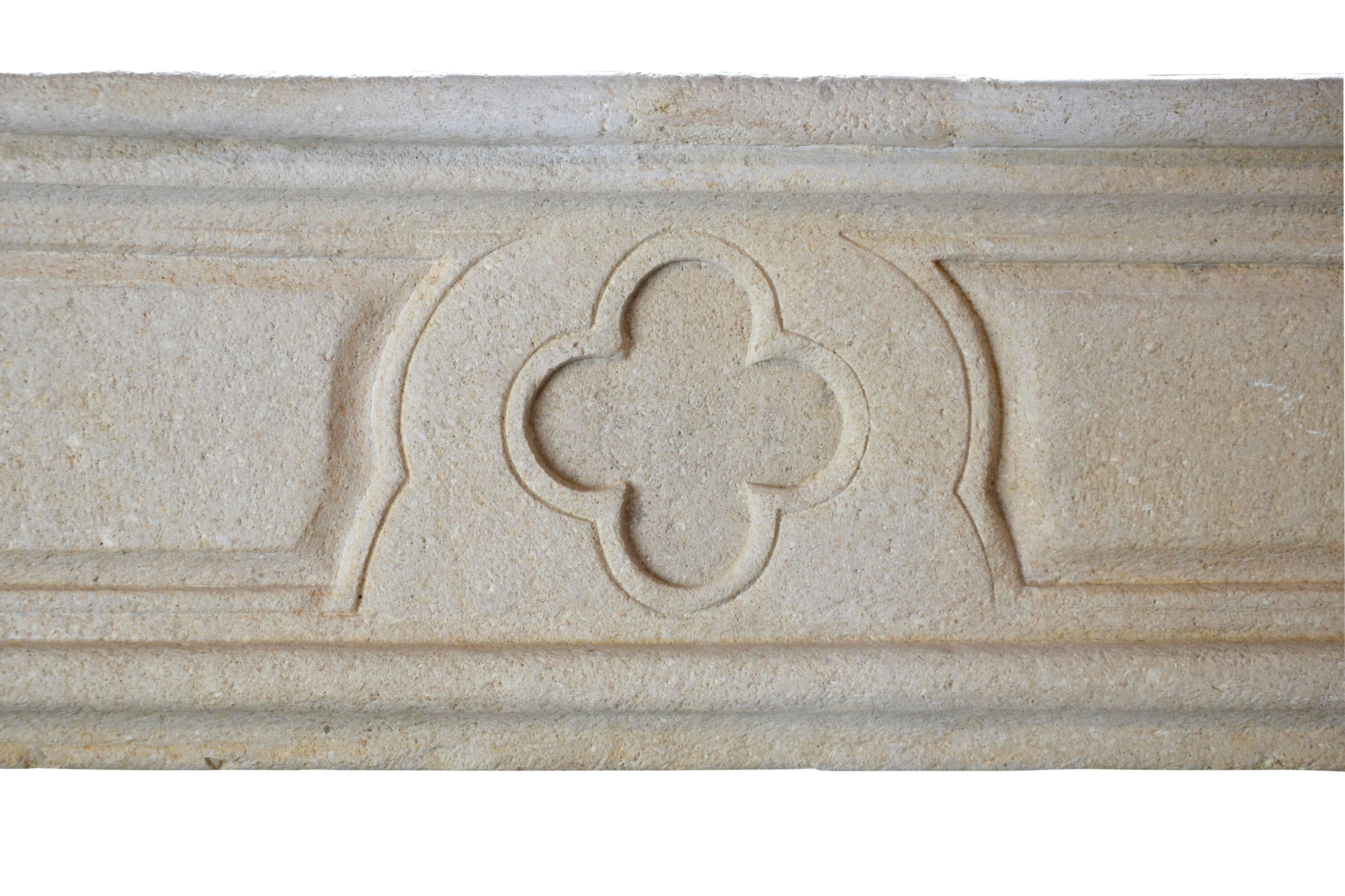 Louis XIV Stone Fireplace, 18th Century In Good Condition For Sale In Richebourg, Yvelines
