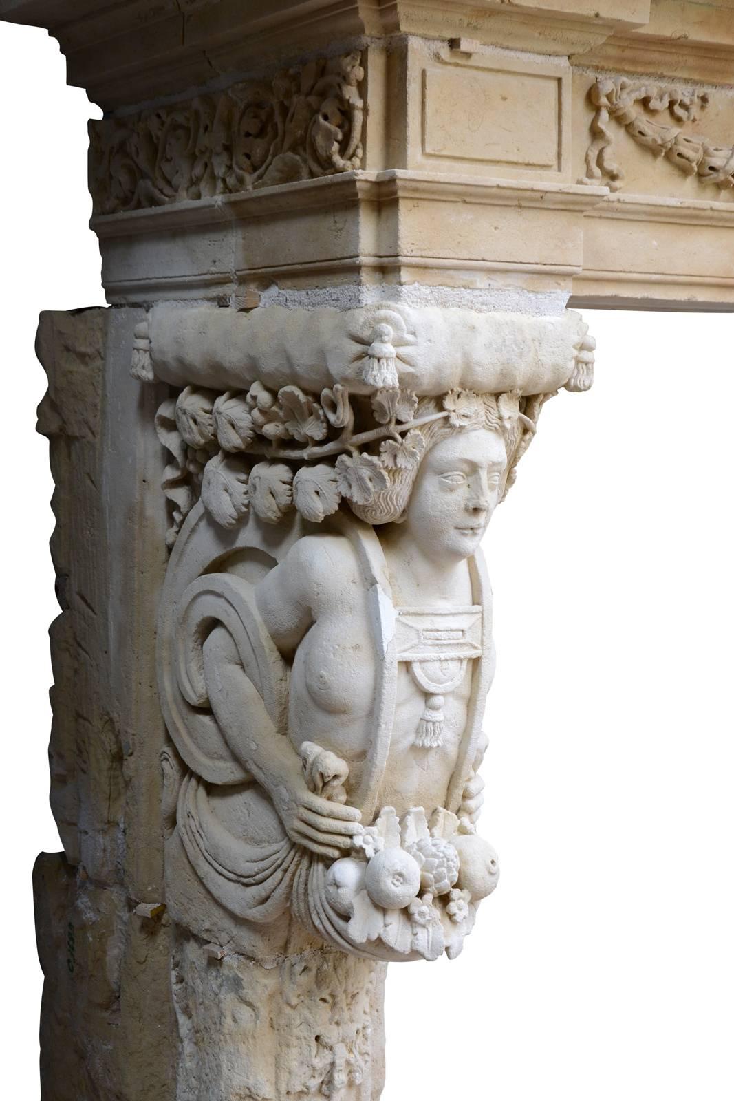 Limestone Fireplace Carved During the Reign of Louis XIV, 17th Century In Good Condition For Sale In Richebourg, Yvelines