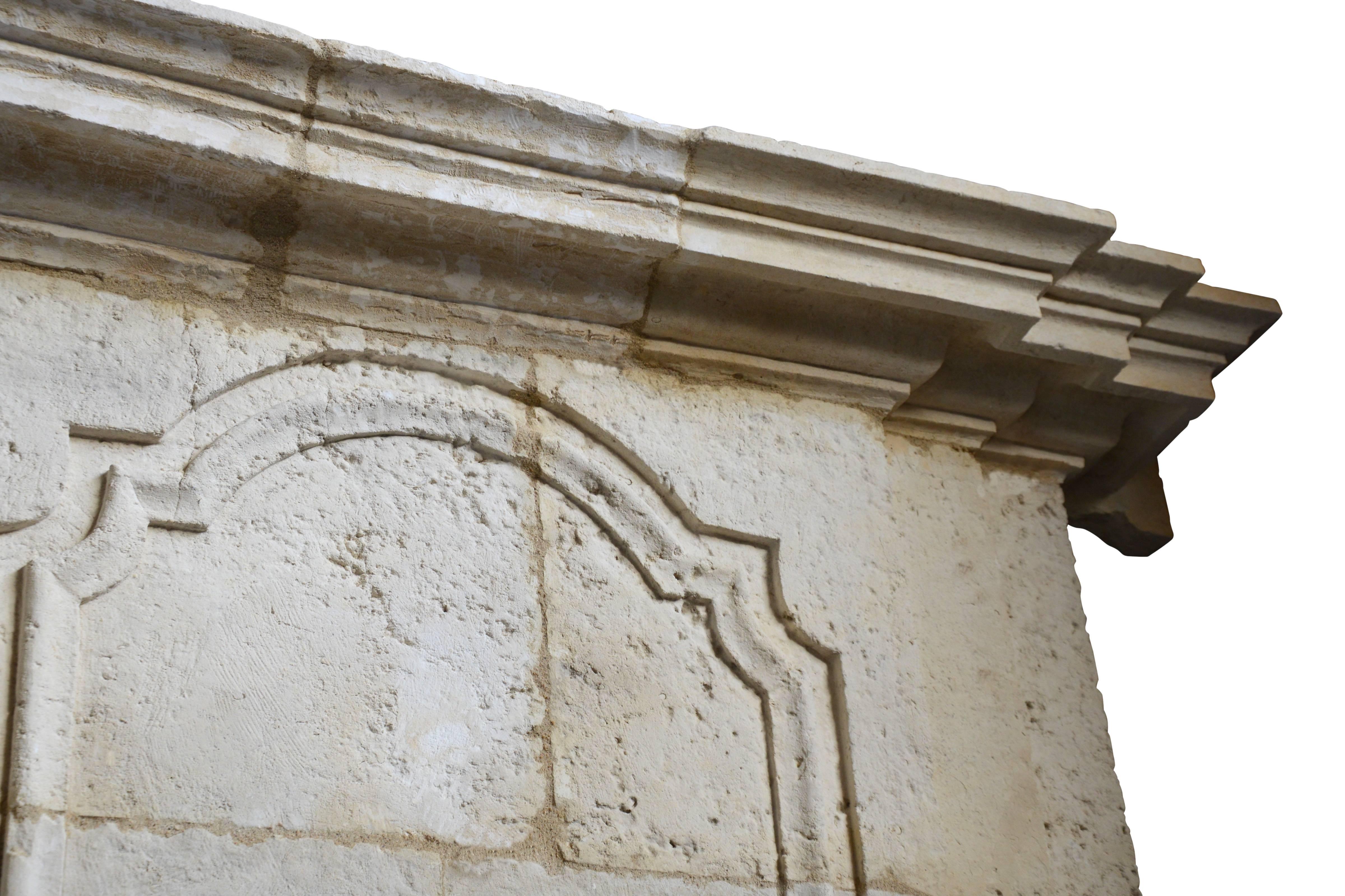 Louis XIV Period Stone Fireplace, 18th Century In Good Condition In Richebourg, Yvelines
