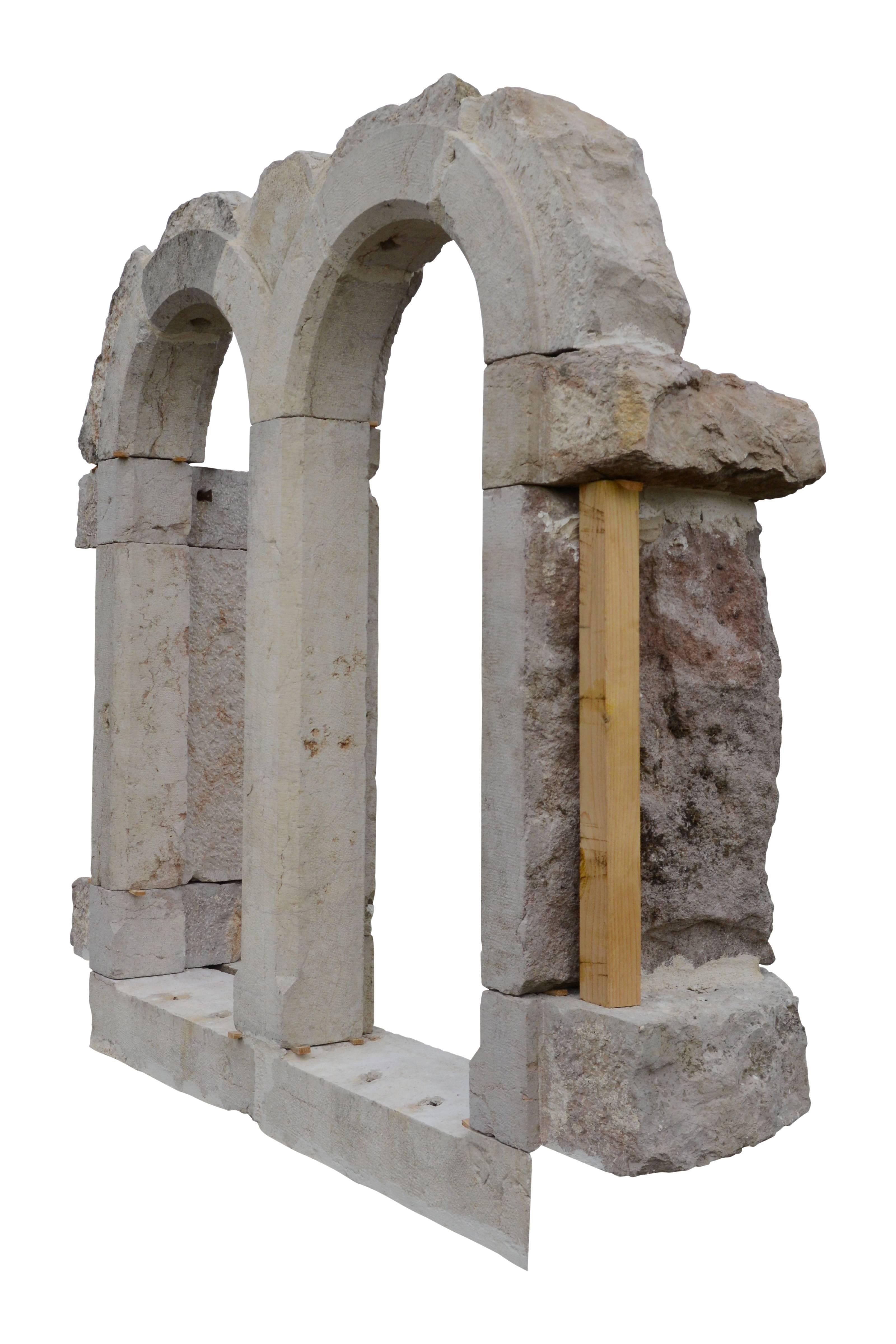 Dated from the 17th century, framing of a double roman style window with semi-circular arch. Dimensions of the openings: 59.8 x 23.6 in.