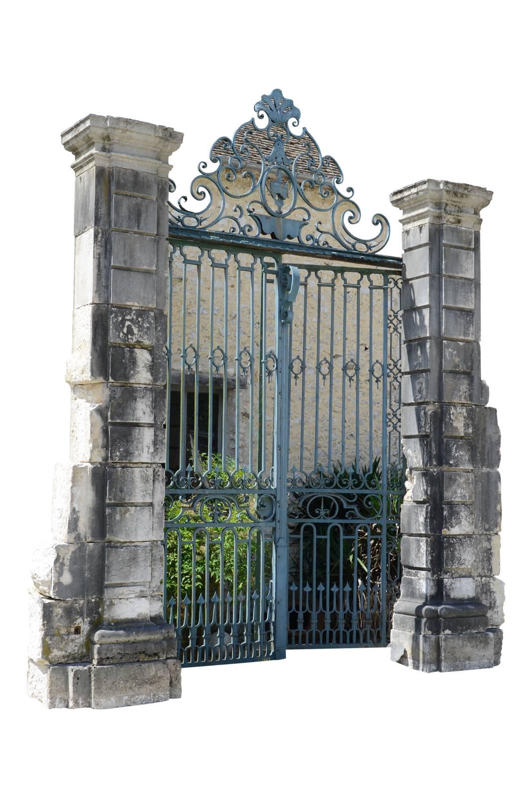 Dated from the 18th century, rare set of the Louis XIV period including a pair of frames decors gate topped with capitals in stone, framing a large wrought iron gate. The gate with scroll decoration, winding and arrows is surmounted by a rich