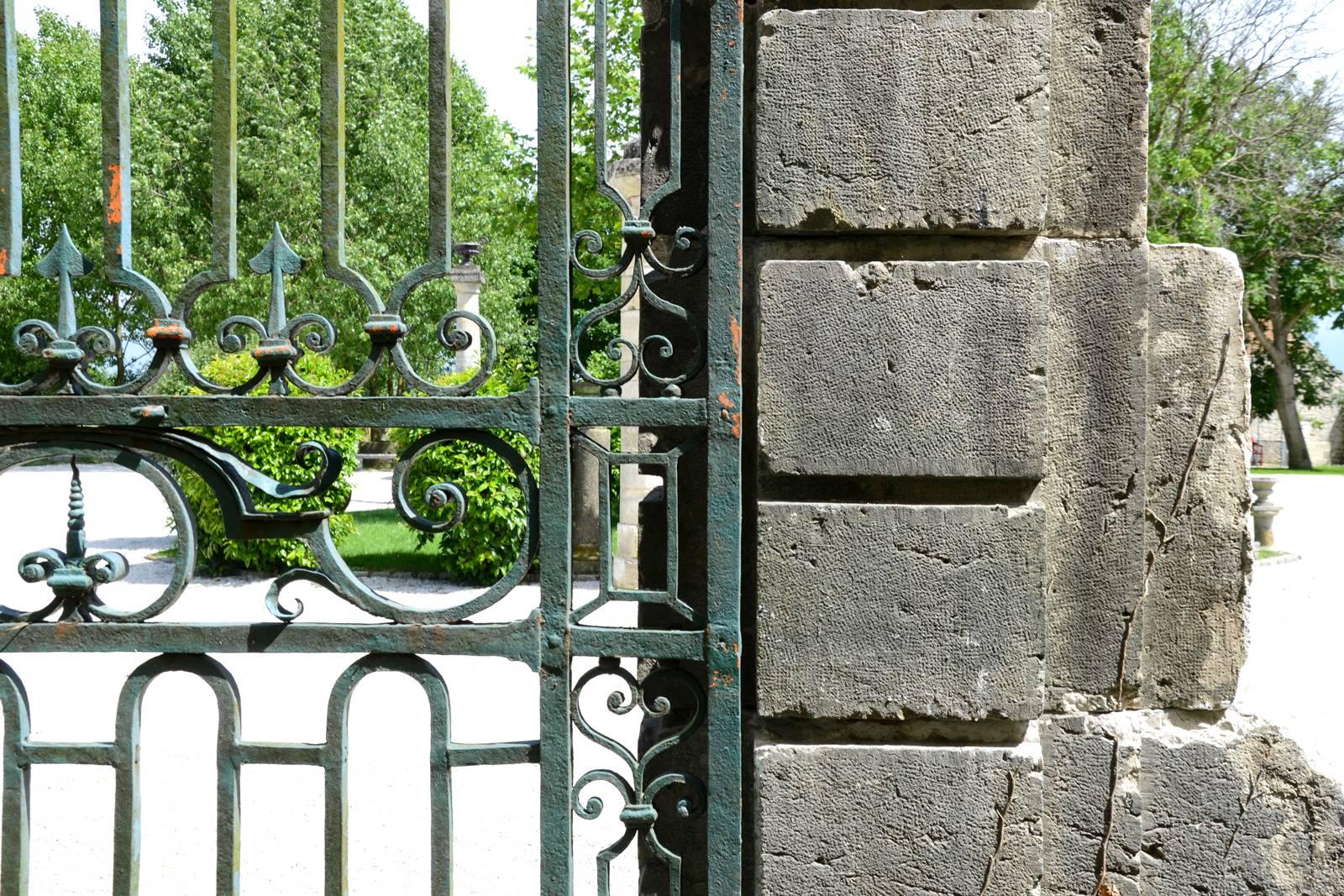 Louis XIV Period Pair of Stone Gate Framing Wrought Iron Gate, 18th Century In Good Condition In Richebourg, Yvelines