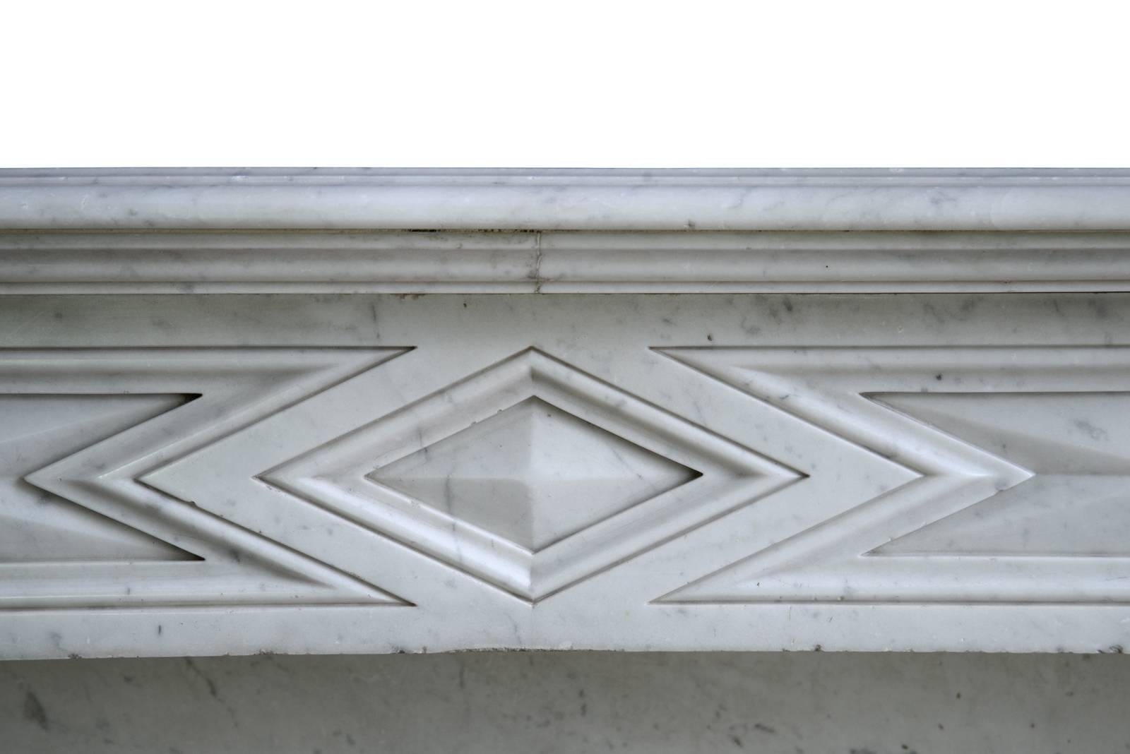French Louis-Philippe White Carrara Marble Fireplace, 19th Century In Good Condition For Sale In Richebourg, Yvelines