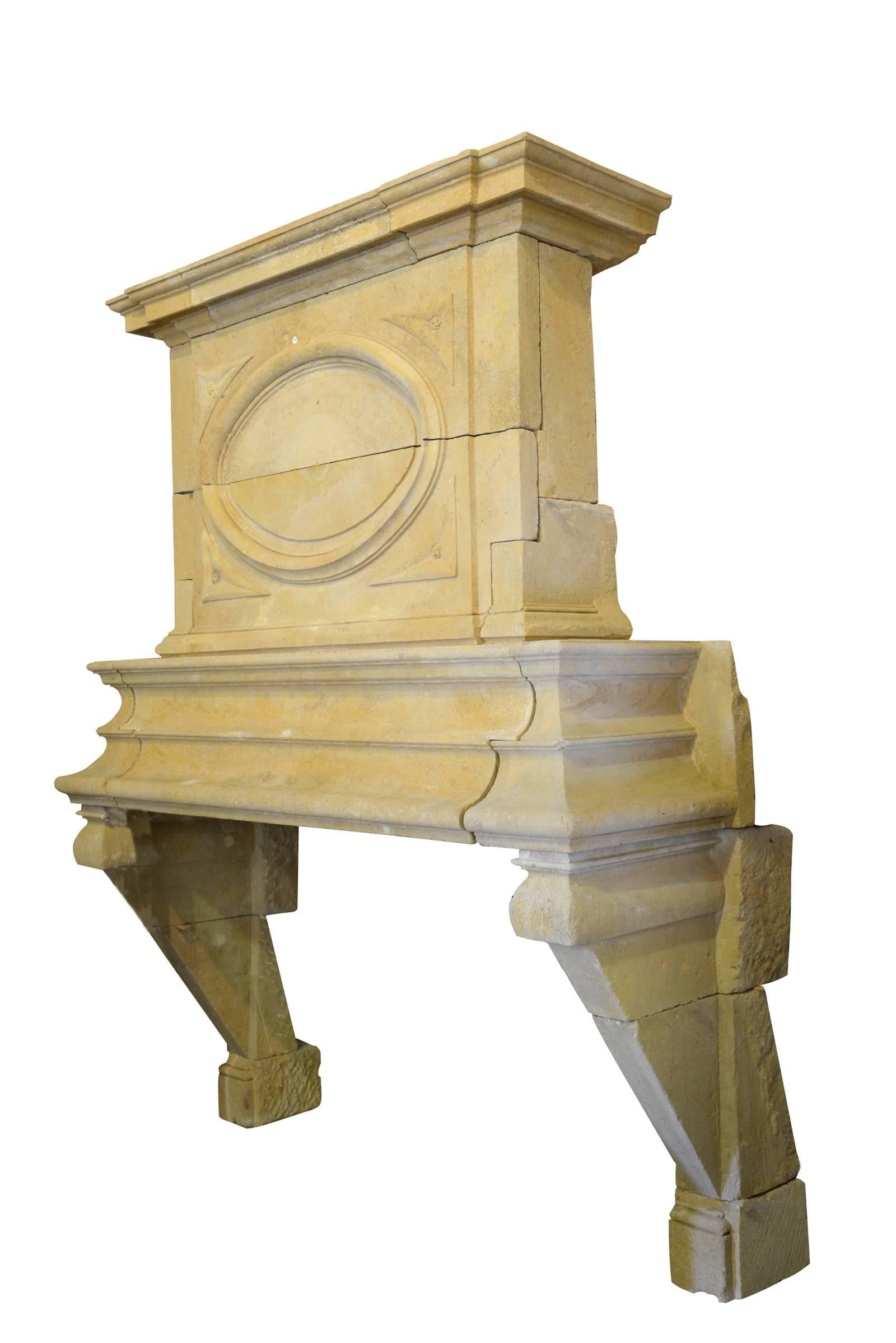 Louis XIII Jeaumont French Limestone Fireplace, 17th Century In Good Condition For Sale In Richebourg, Yvelines