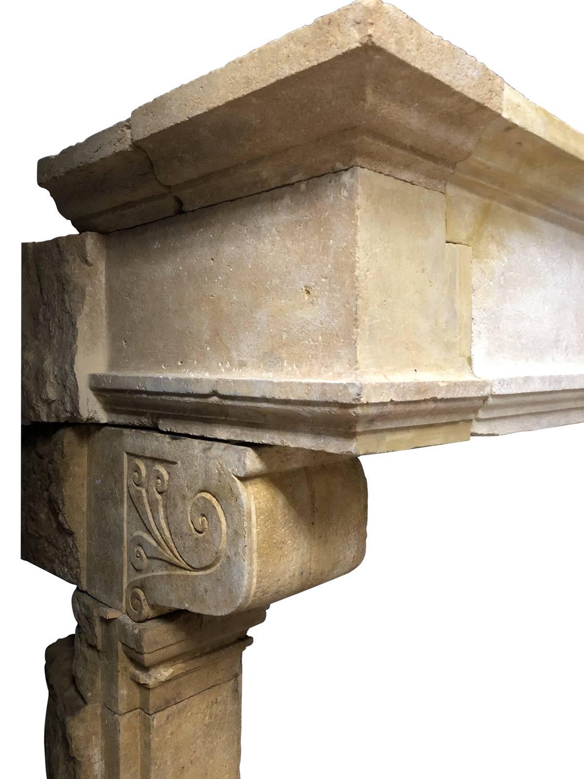 Louis 13 Limestone Fireplace, 17th Century In Good Condition For Sale In Richebourg, Yvelines