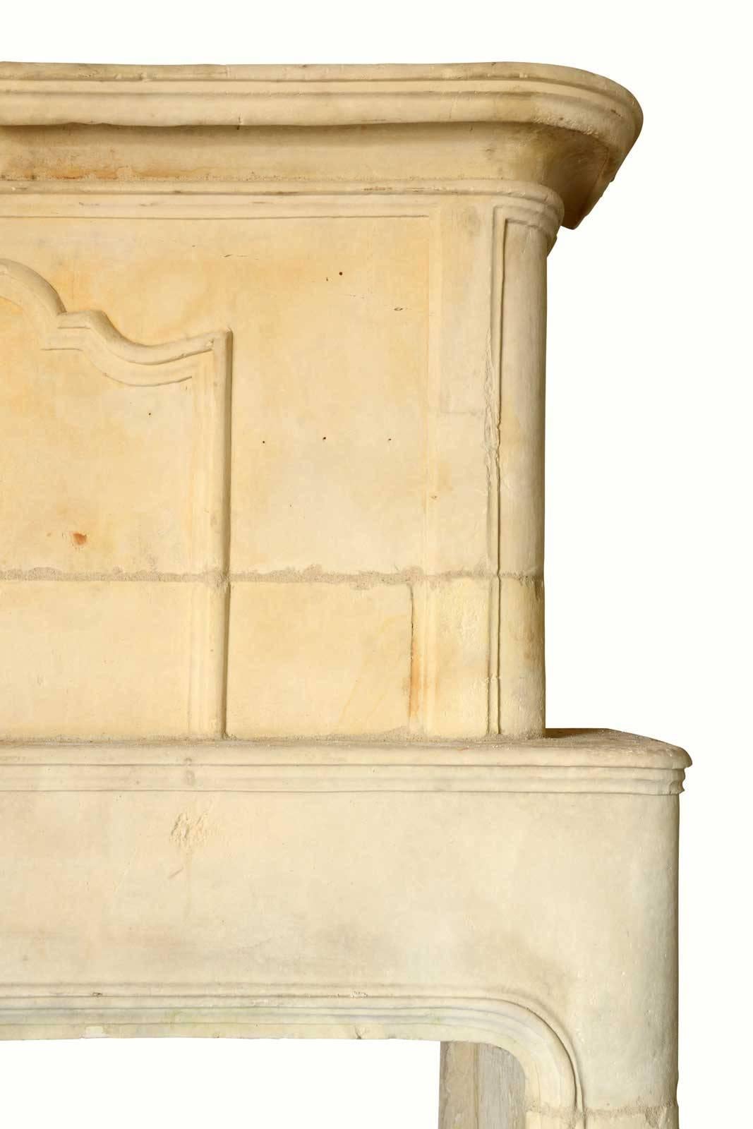 Louis XIV Stone Overmantel Fireplace, 18th Century In Good Condition For Sale In Richebourg, Yvelines