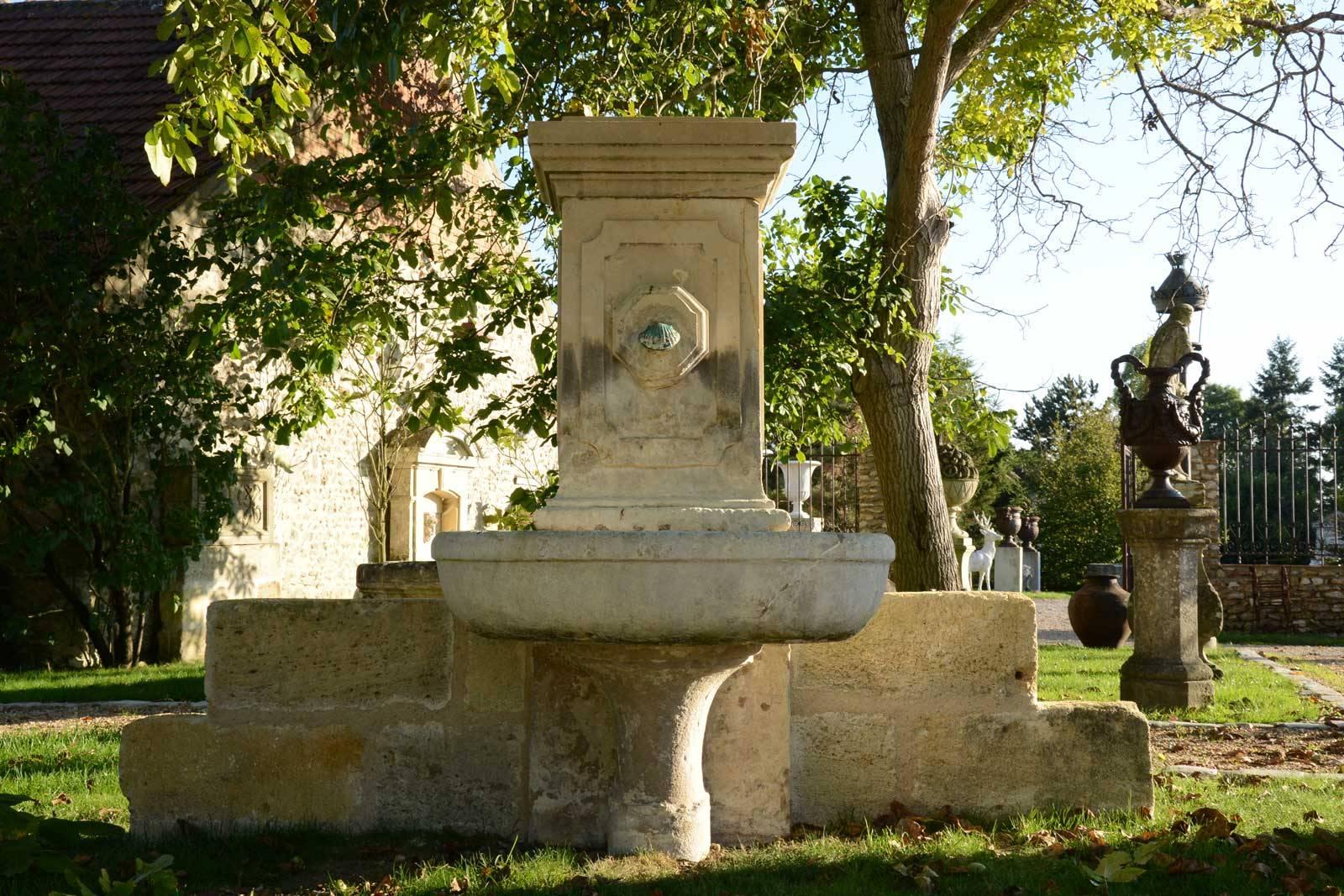 Stone Wall Fountain, 19th Century For Sale 4