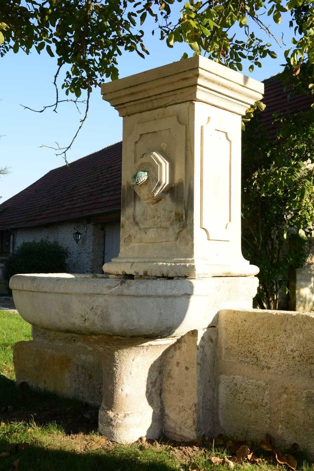 Stone Wall Fountain, 19th Century For Sale 5