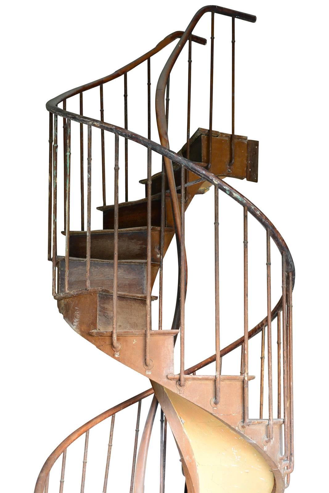 Spiral staircase dated from the 19th century in oak with 17 steps.
Measures:
Height of the last step: 137.8 in
Height of the ramp: 173.2 in.
