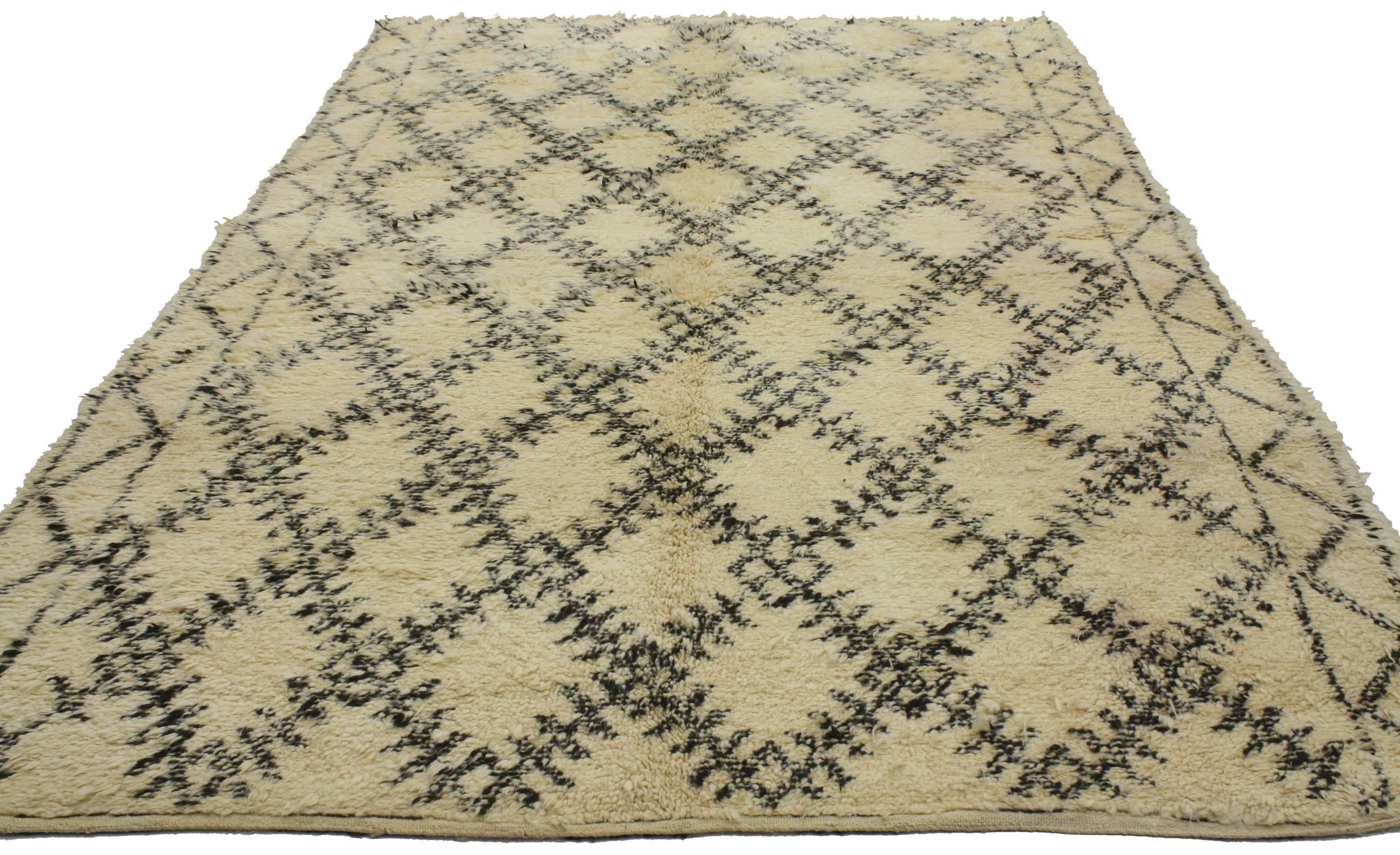 20222 Vintage Beni Ourain Moroccan Rug with Modern Bauhaus Style, Beni Ouarain Rug. This hand knotted wool vintage Moroccan Beni Ouarain rug features an all-over diamond lattice pattern spread across an abrashed creamy-beige field. Bold, thick lines