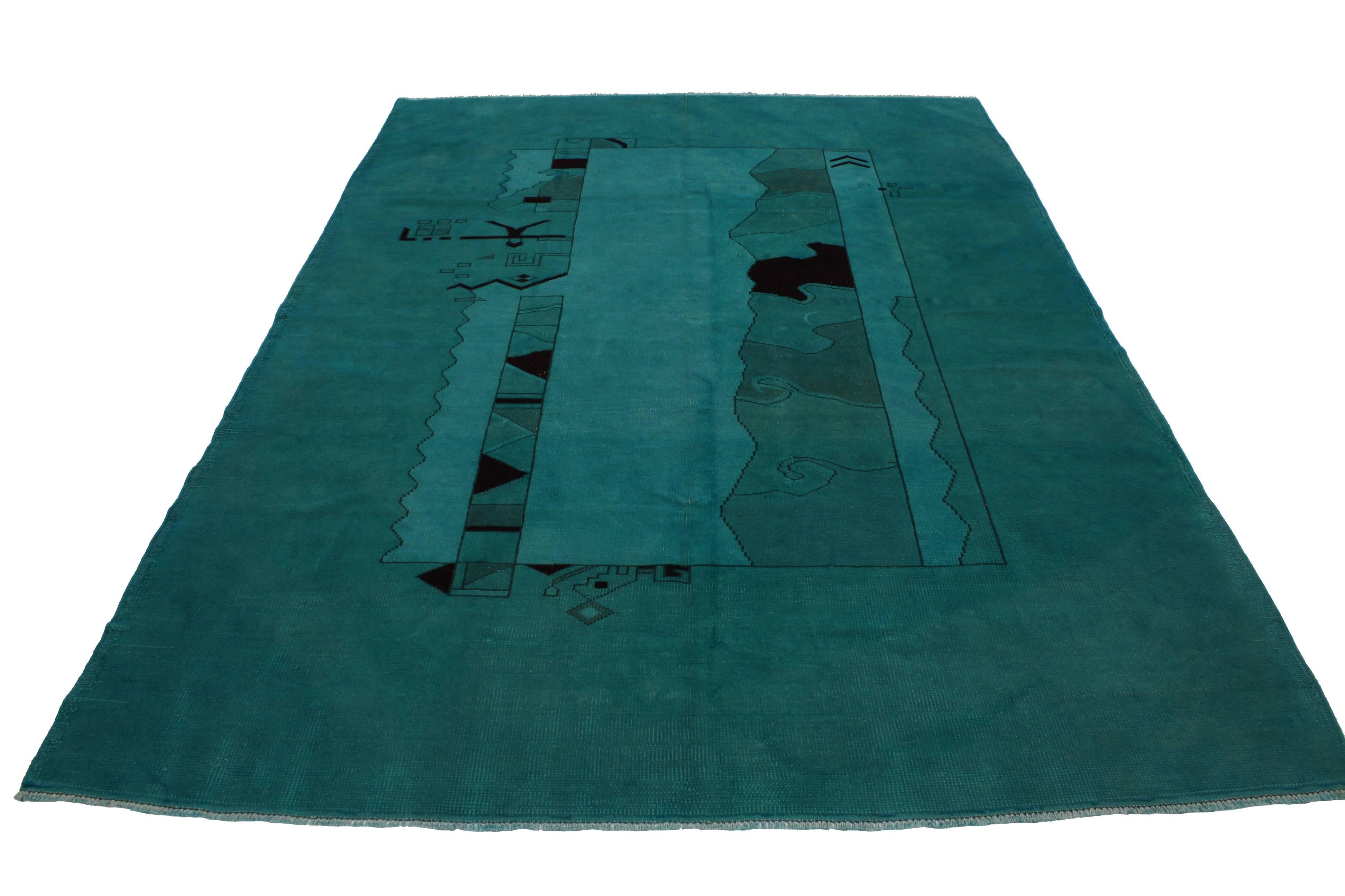 Aggiungi ricchezza e profondità a un interno elegante con questo tappeto Oushak turco vintage sovratinto in verde acqua dallo stile moderno e contemporaneo. Con la sua dichiarazione artistica e la sua versatilità funzionale, questo tappeto Oushak
