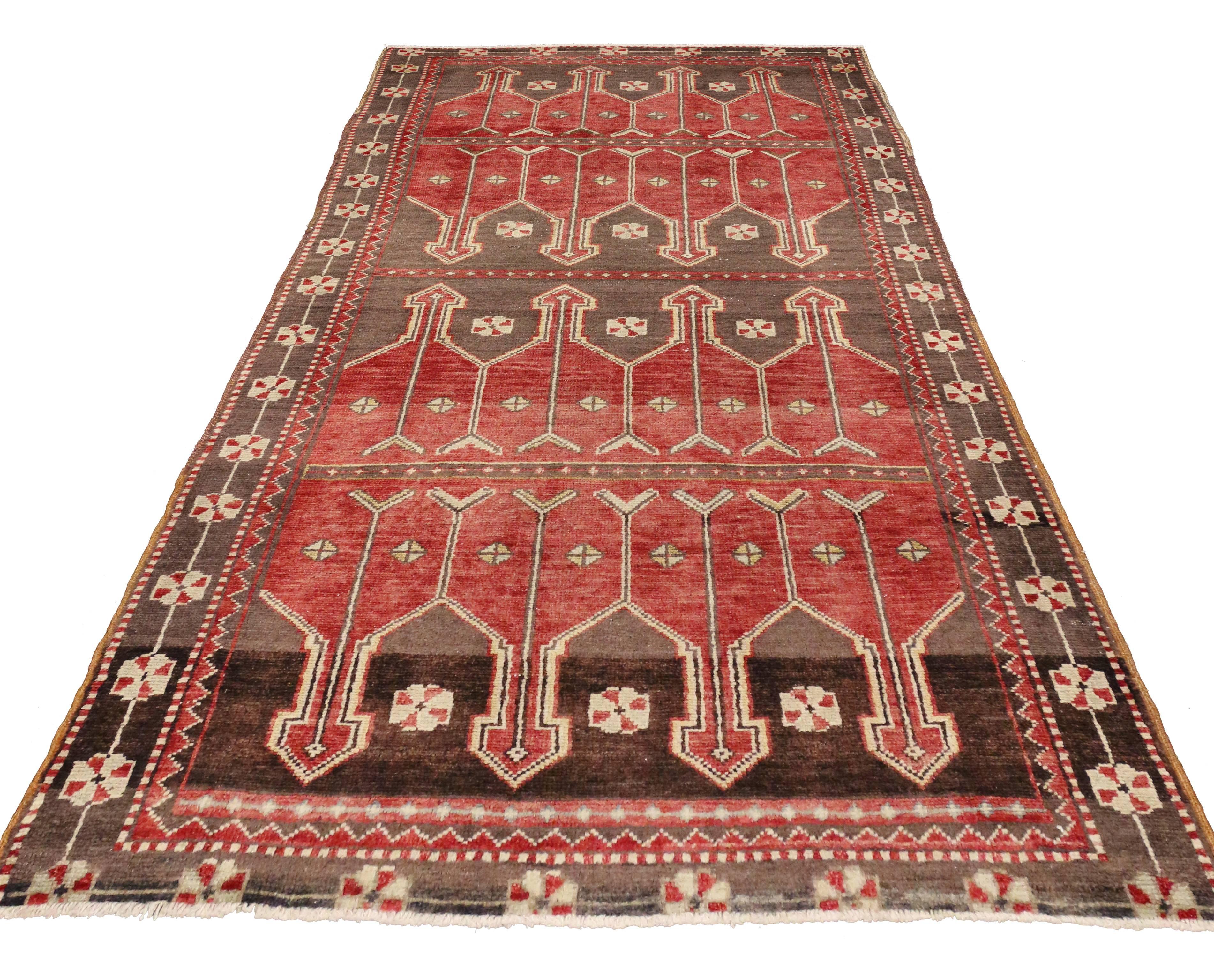 Vintage Turkish Oushak Rug with Mid-Century Modern Style, Anatolian Prayer Rug In Good Condition In Dallas, TX