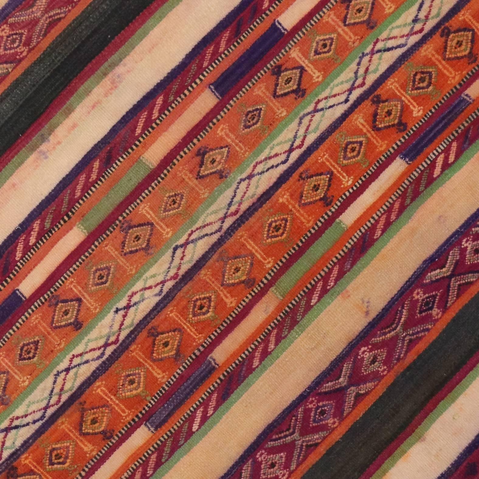 Marokkanischer Vintage-Kelim-Teppich mit Streifen und modernem Stammesstil, umkehrbar im Angebot 2