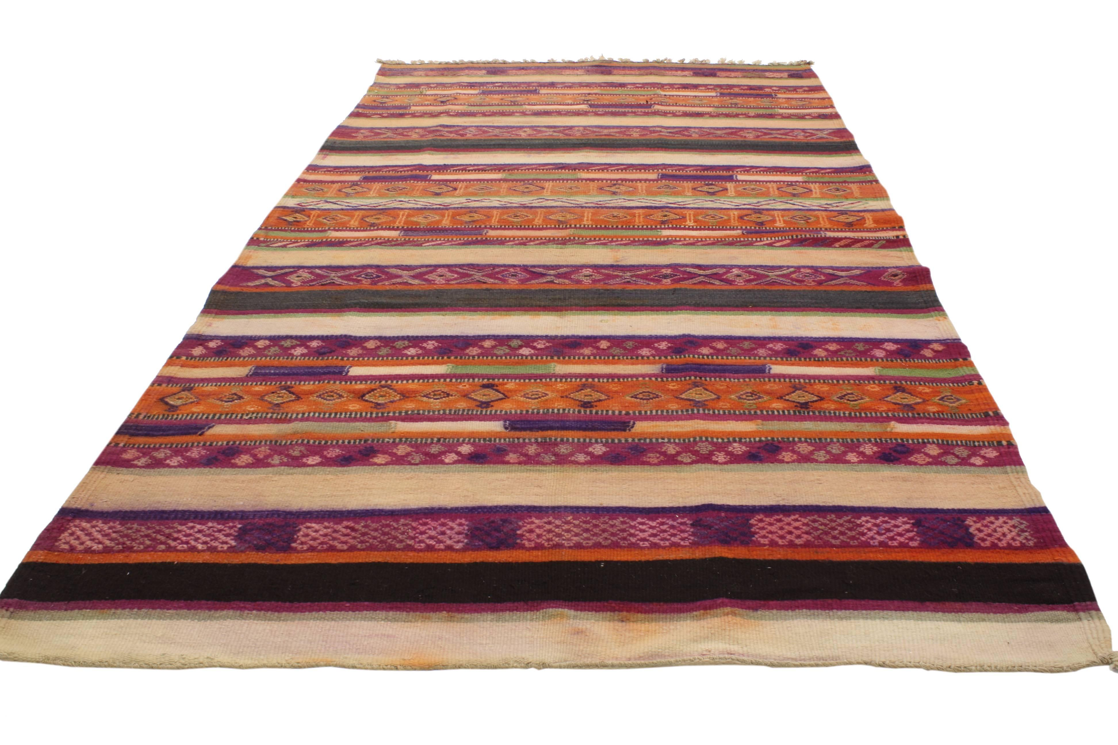 Marokkanischer Vintage-Kelim-Teppich mit Streifen und modernem Stammesstil, umkehrbar (Wolle) im Angebot