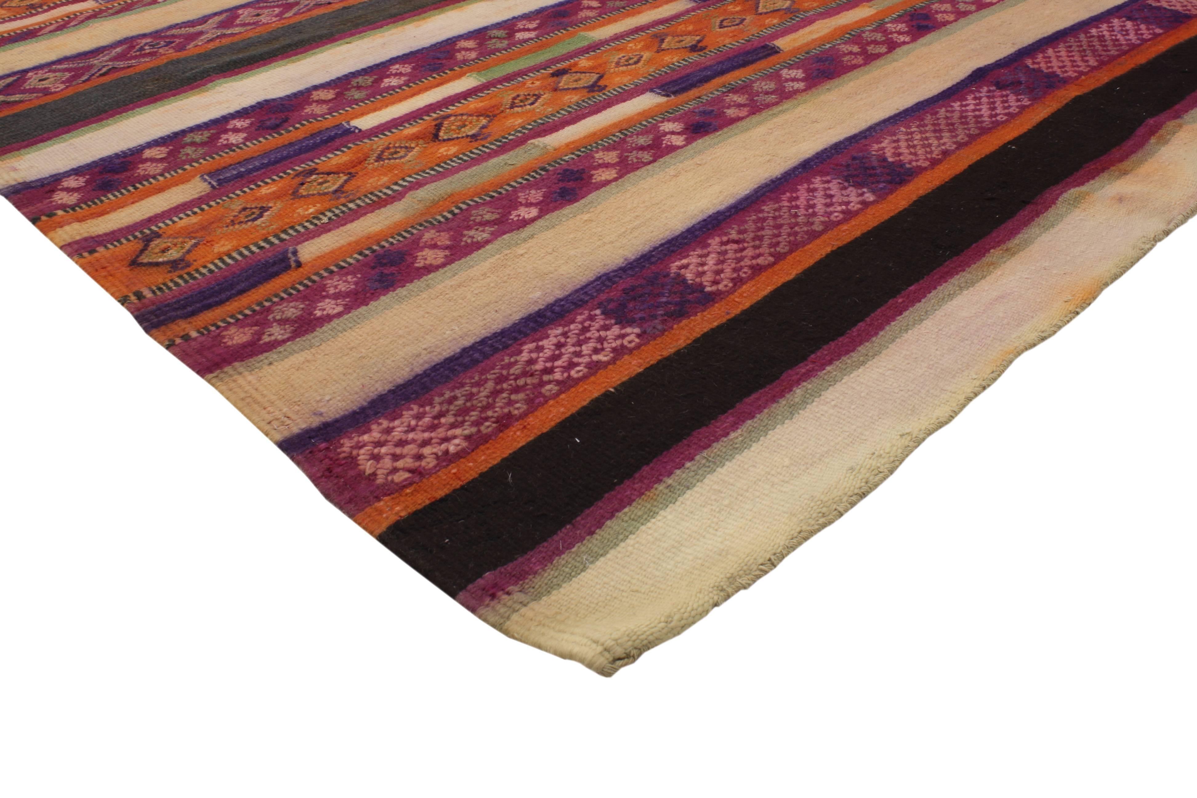 Marokkanischer Vintage-Kelim-Teppich mit Streifen und modernem Stammesstil, umkehrbar (20. Jahrhundert) im Angebot