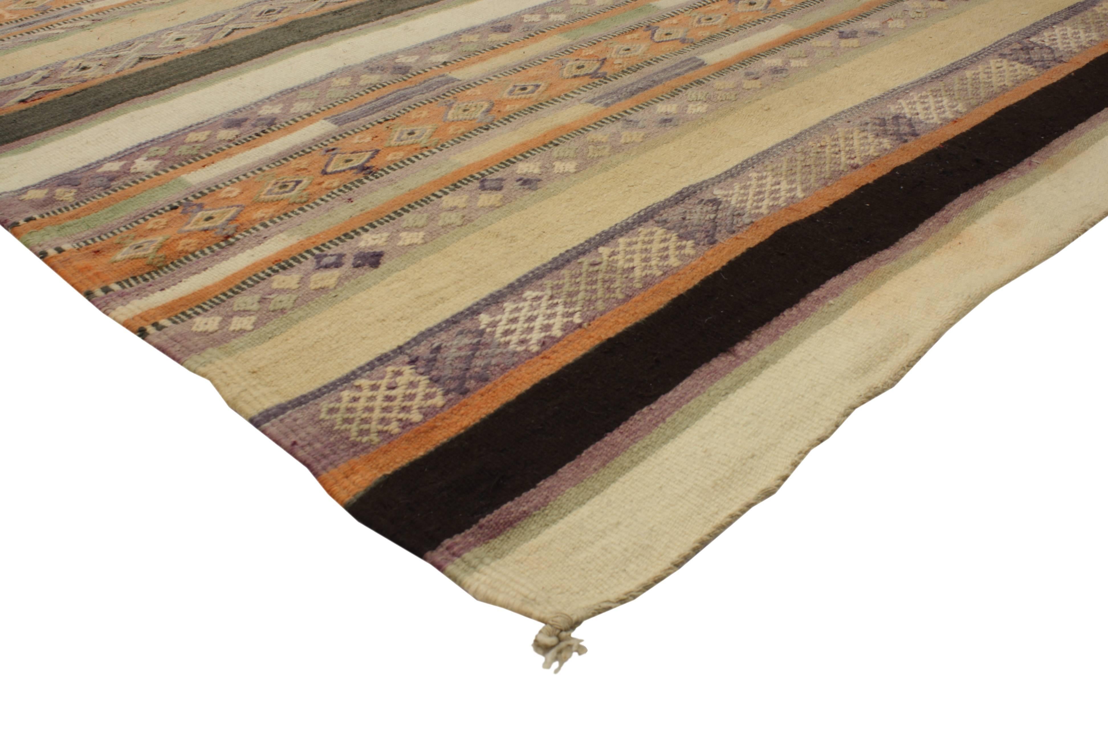 20329 Reversible Vintage Berber Marokkanische Kilim Teppich mit Boho Chic Tribal Style 06'03 x 12'05. ​​Dieser handgewebte marokkanische Kelimteppich aus alter Berberwolle voller winziger Details und einem kühnen, ausdrucksstarken Design, kombiniert