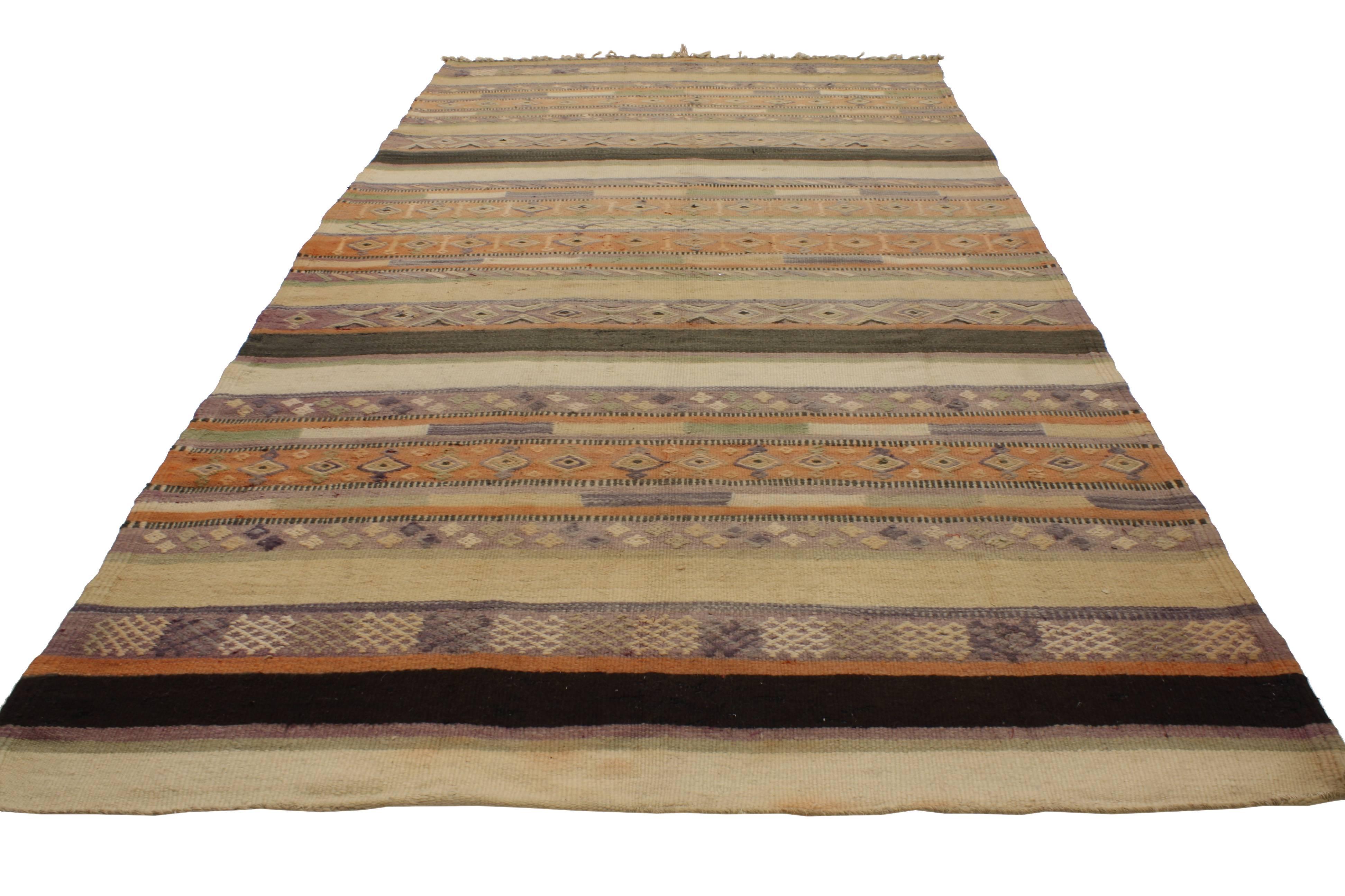 Marokkanischer Vintage-Kelim-Teppich mit Streifen und modernem Stammesstil, umkehrbar (Handgewebt) im Angebot