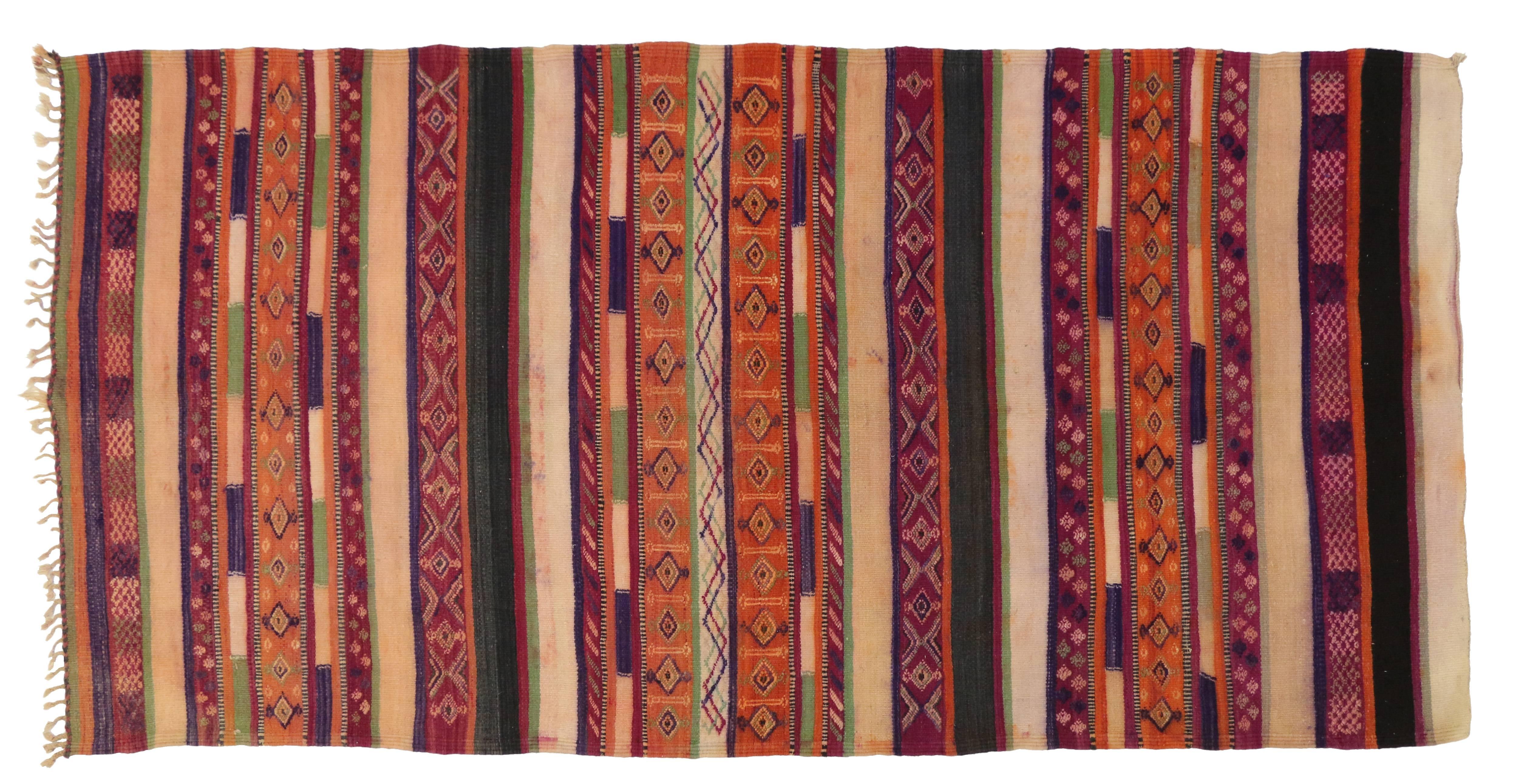 Marokkanischer Vintage-Kelim-Teppich mit Streifen und modernem Stammesstil, umkehrbar im Angebot 1