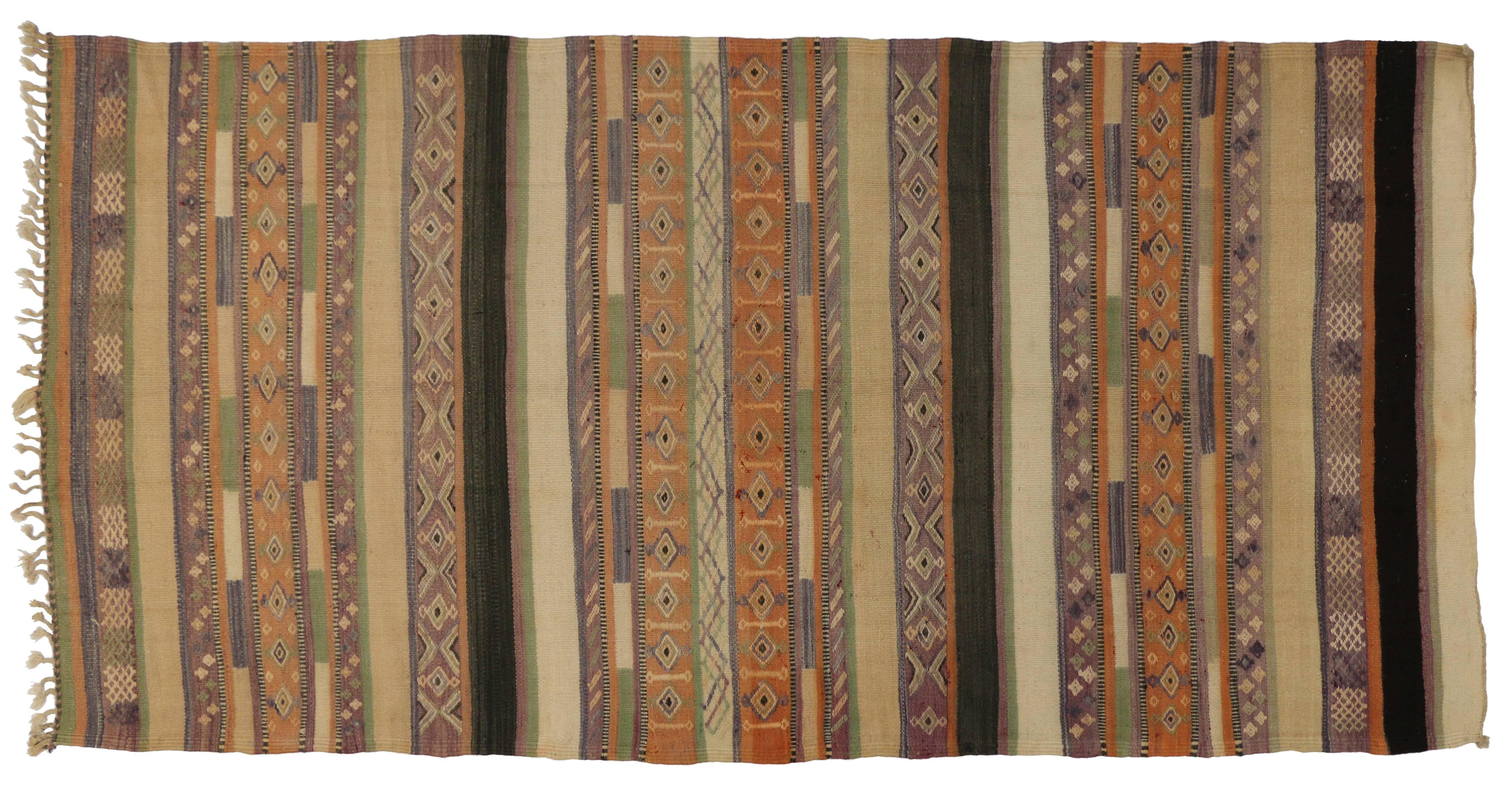 Marokkanischer Vintage-Kelim-Teppich mit Streifen und modernem Stammesstil, umkehrbar im Zustand „Gut“ im Angebot in Dallas, TX