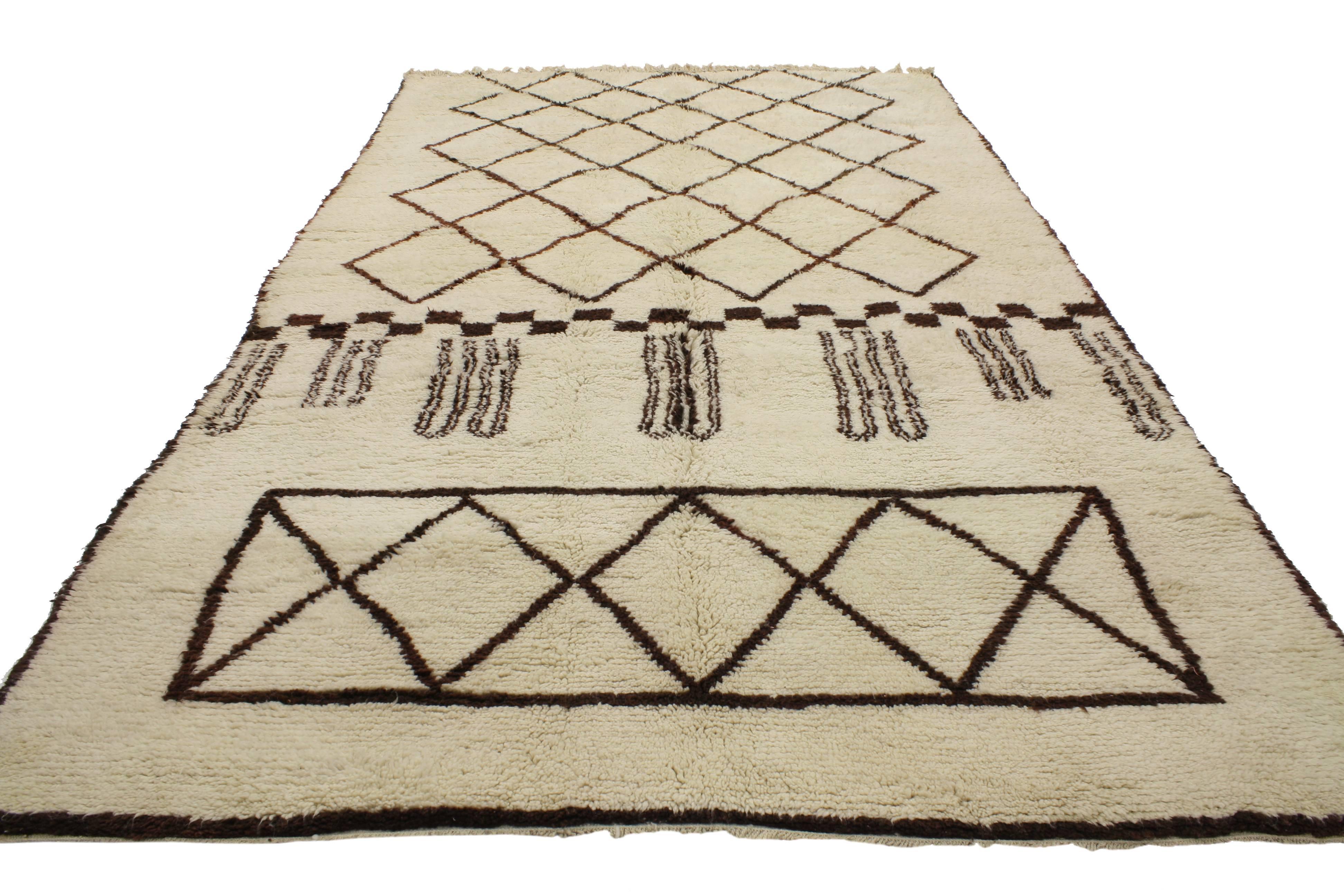 New Contemporary Berber Moroccan Rug with Mid-Century Modern Style In New Condition For Sale In Dallas, TX