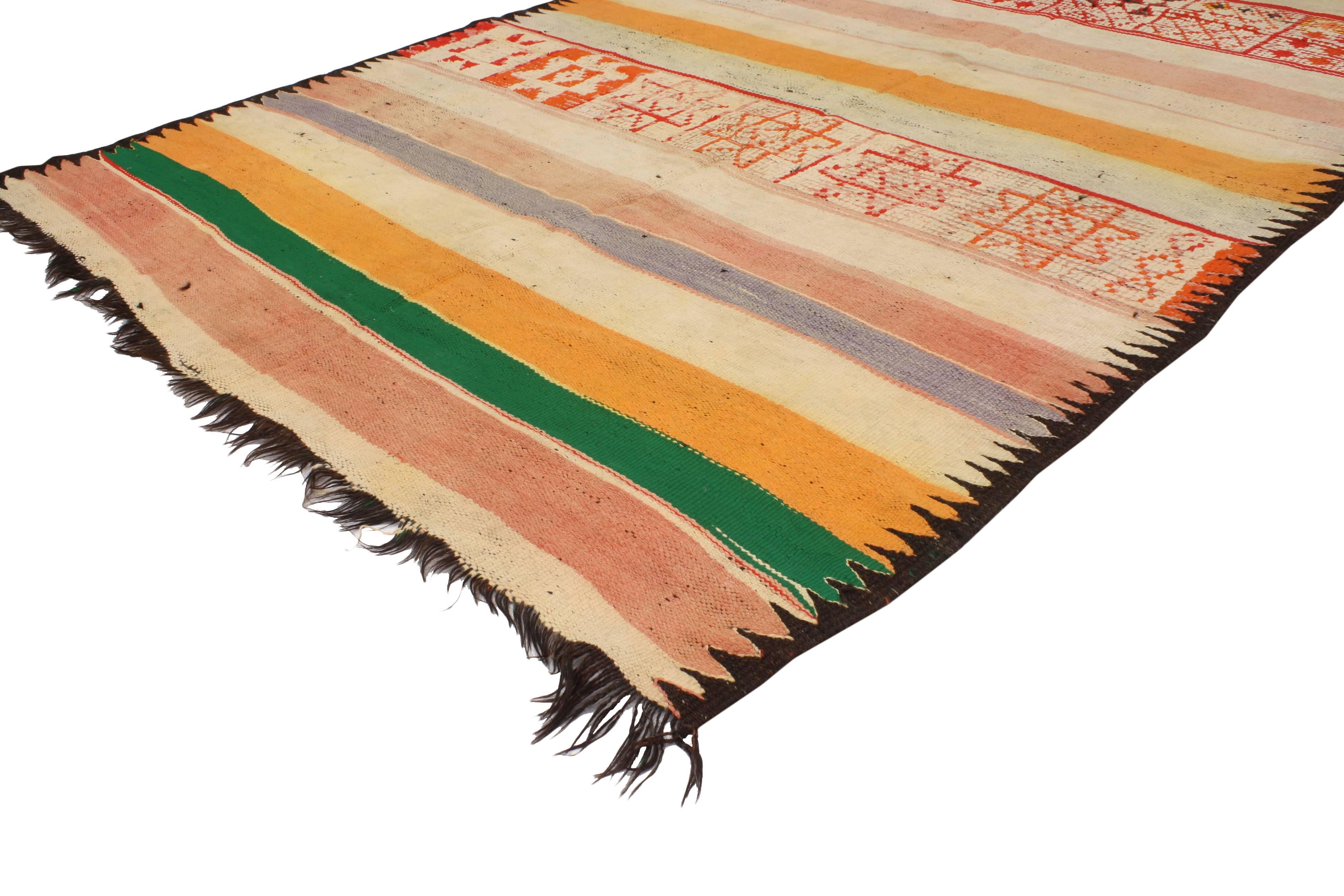 Vintage Berber Moroccan Kilim Rug with Modern Cabin Style, Flat-weave Kilim Rug In Good Condition In Dallas, TX