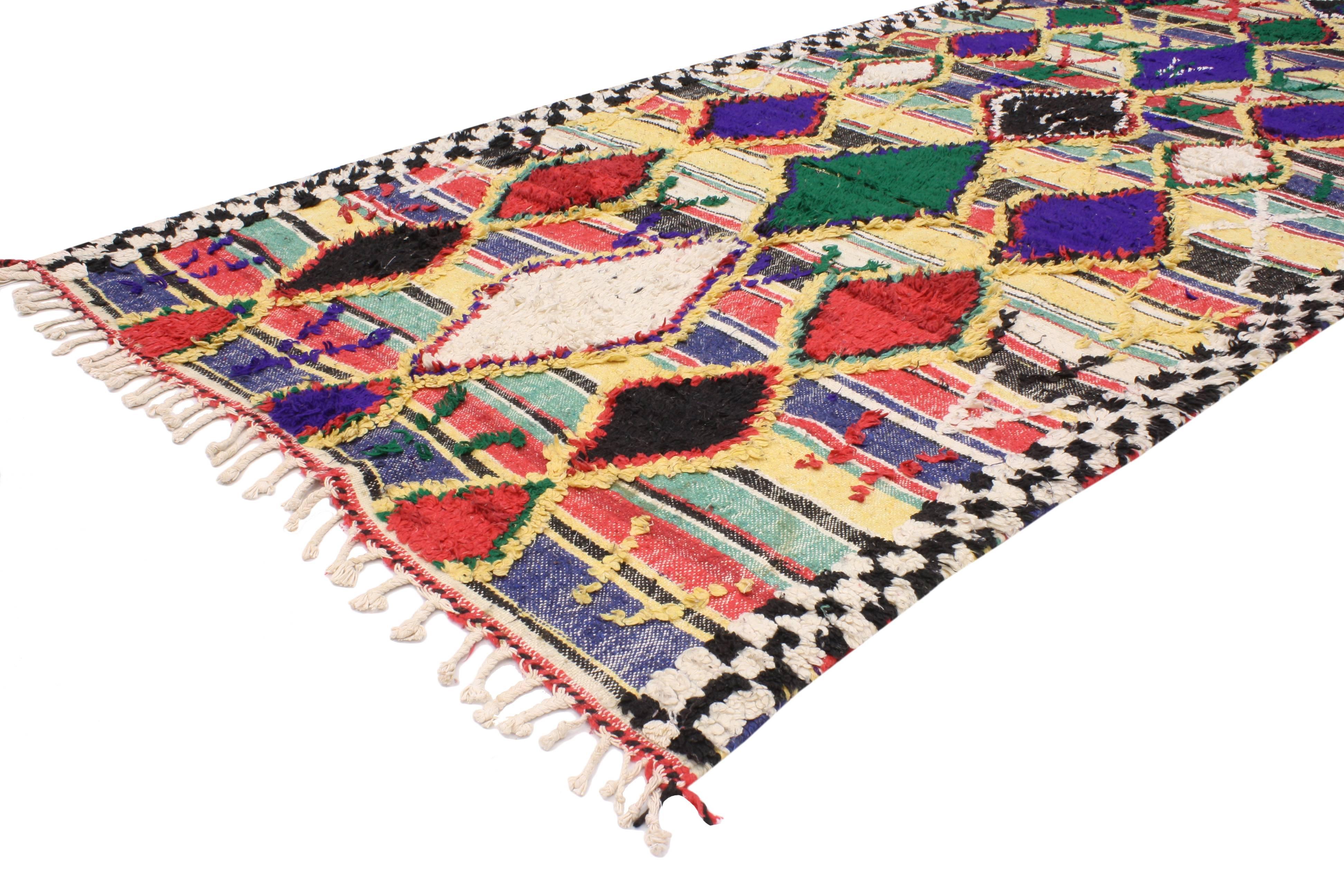 20476 Kilim marocchino vintage con stile tribale moderno e pila alta e bassa. Tessuto con una tecnica mista di vello e trama piatta, questo kilim marocchino vintage aggiunge un nuovo senso di stile. Lo stile tribale moderno combinato con accenti di