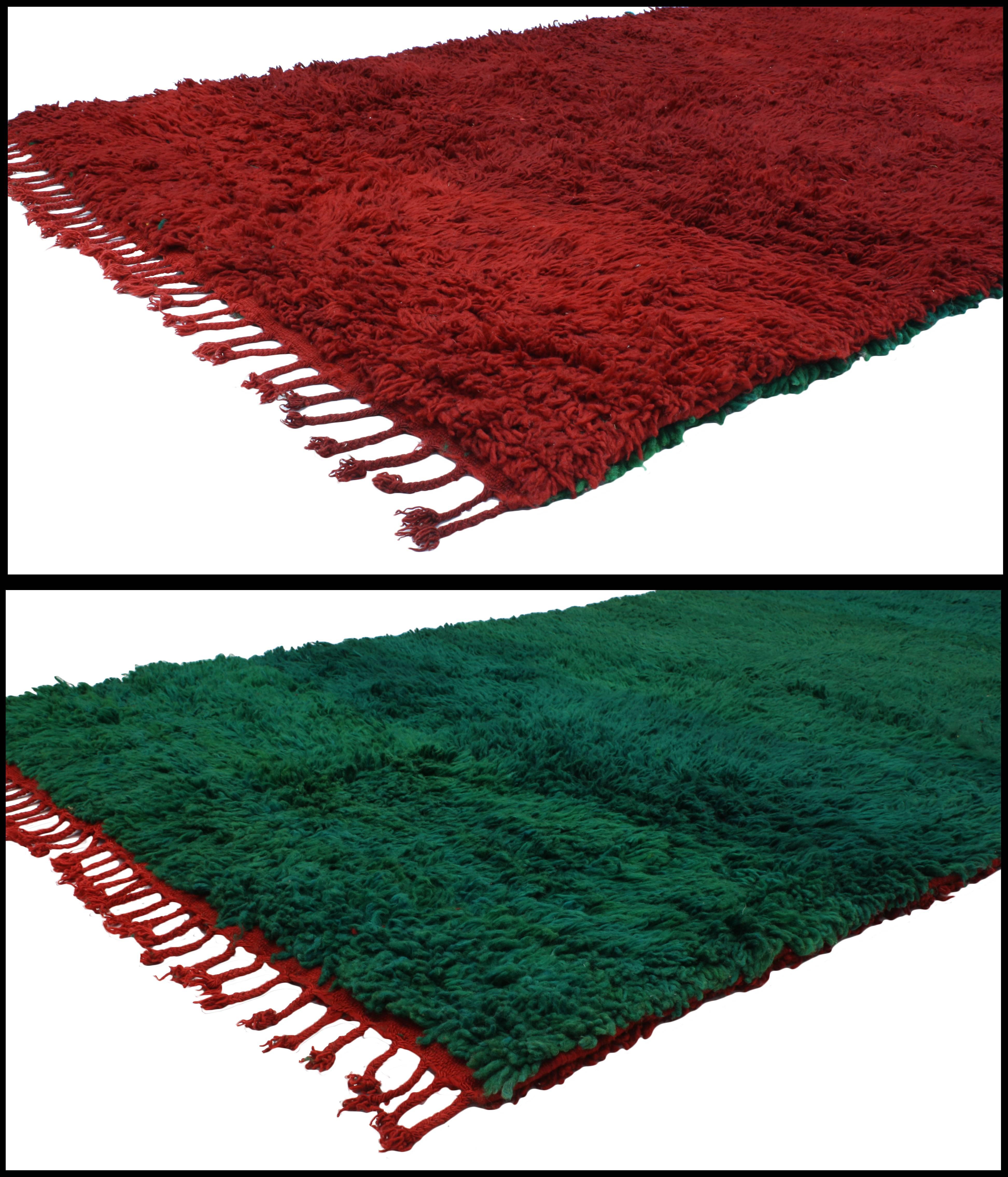 20515 Vintage Beni Mguild Moroccan Rug, Berber Moroccan Reversible Rug 06'03 x 11'00. From ravishing red to malachite madness, this reversible Mid-Century style Modern Beni Mguild Moroccan rug is bold and fashionably sleek. Featuring rich waves of