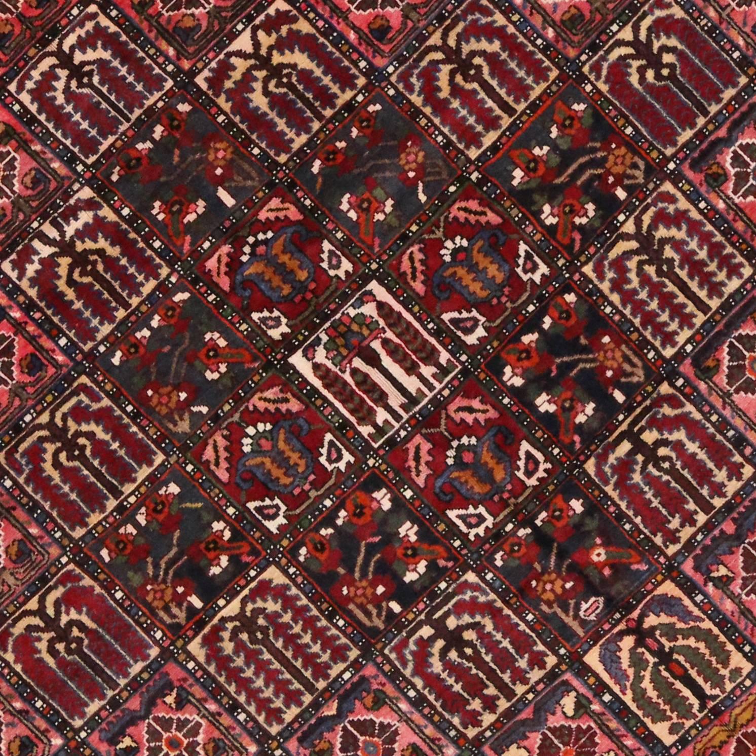 Antiker persischer Bakhtiari-Teppich mit vier Jahreszeiten-Gartenmuster (20. Jahrhundert) im Angebot
