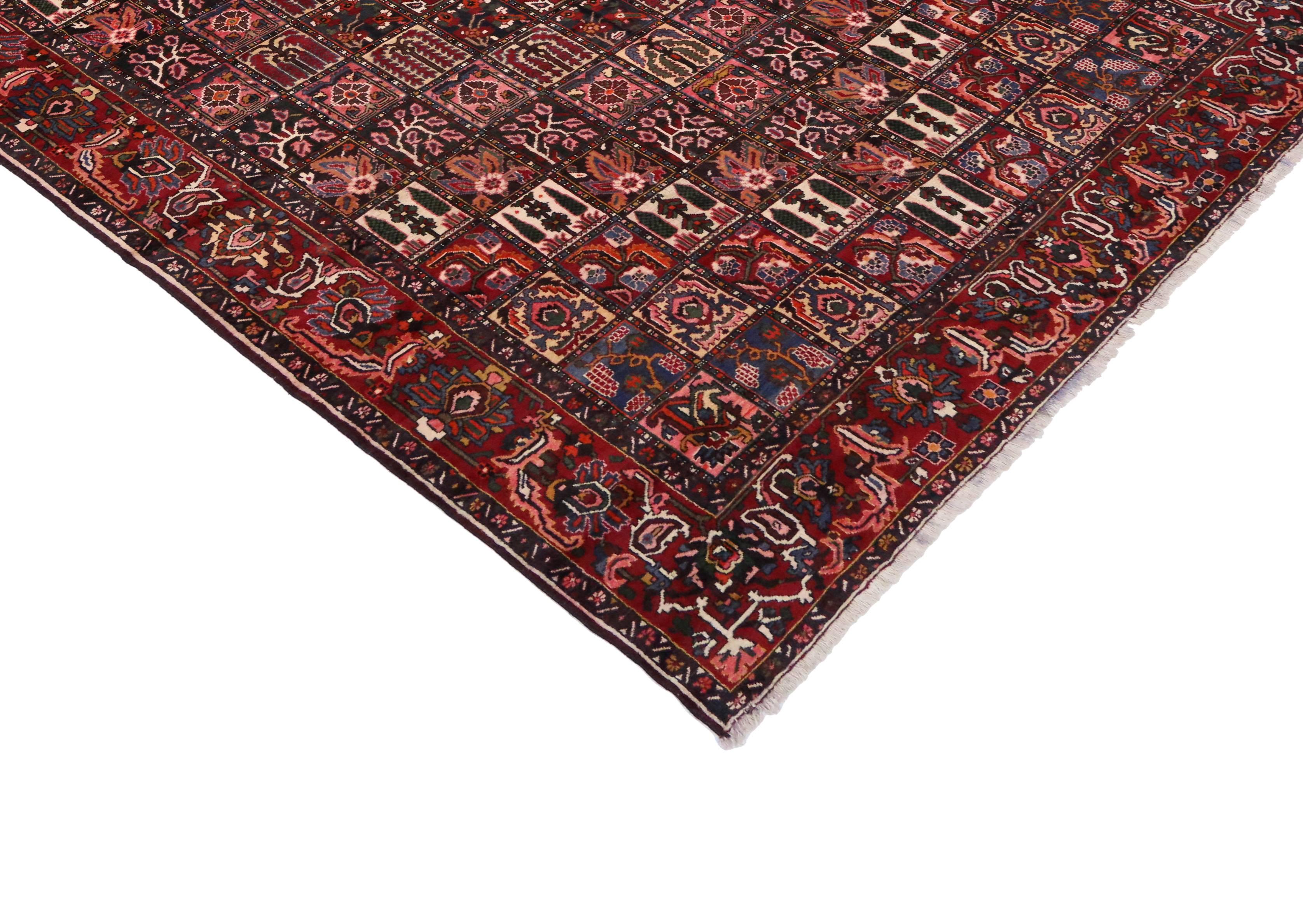 Antiker persischer Bakhtiari-Teppich mit vier Jahreszeiten-Gartenmuster (Handgeknüpft) im Angebot