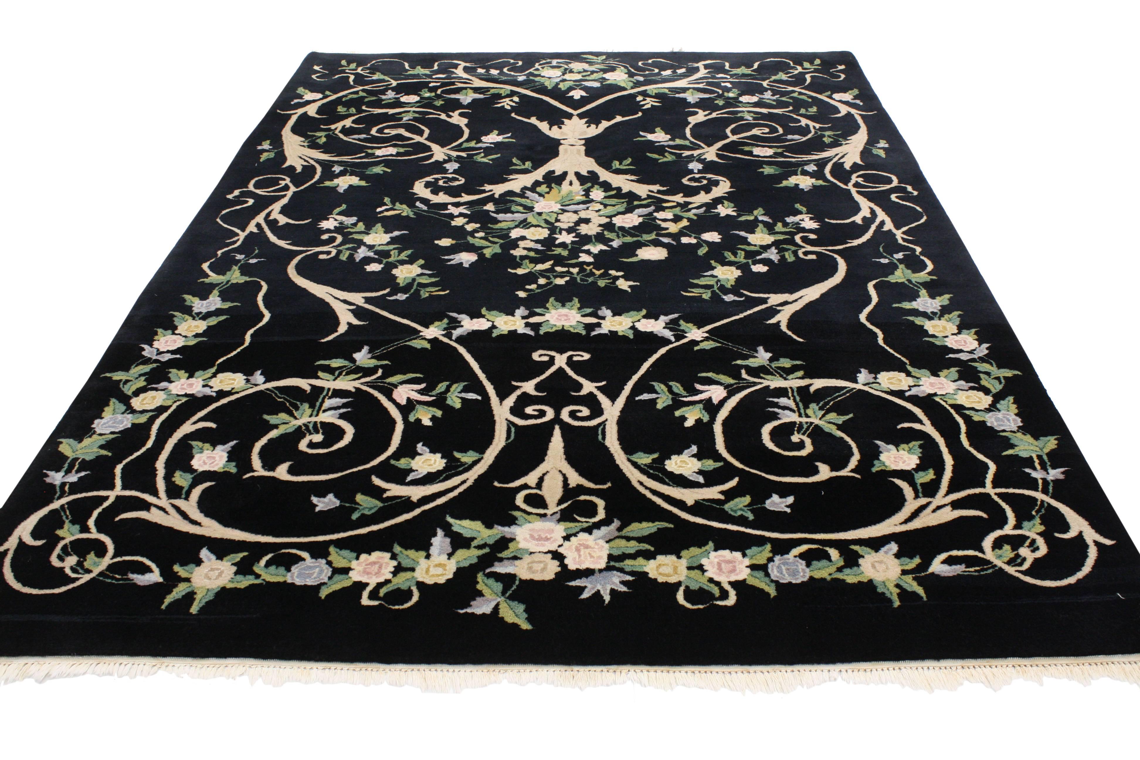Indiano Tappeto indiano vintage con campo nero e stile Aubusson moderno in vendita