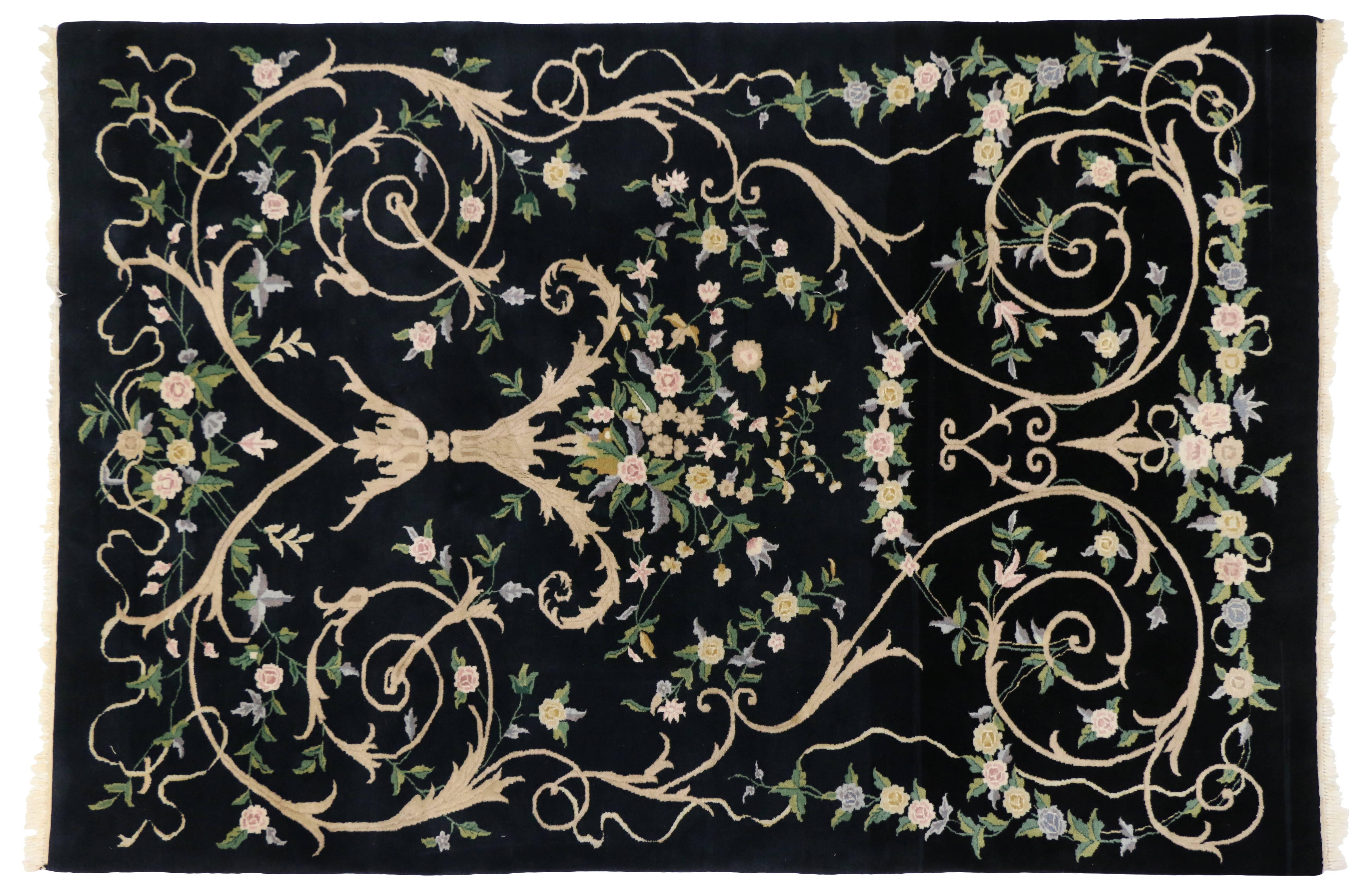Annodato a mano Tappeto indiano vintage con campo nero e stile Aubusson moderno in vendita