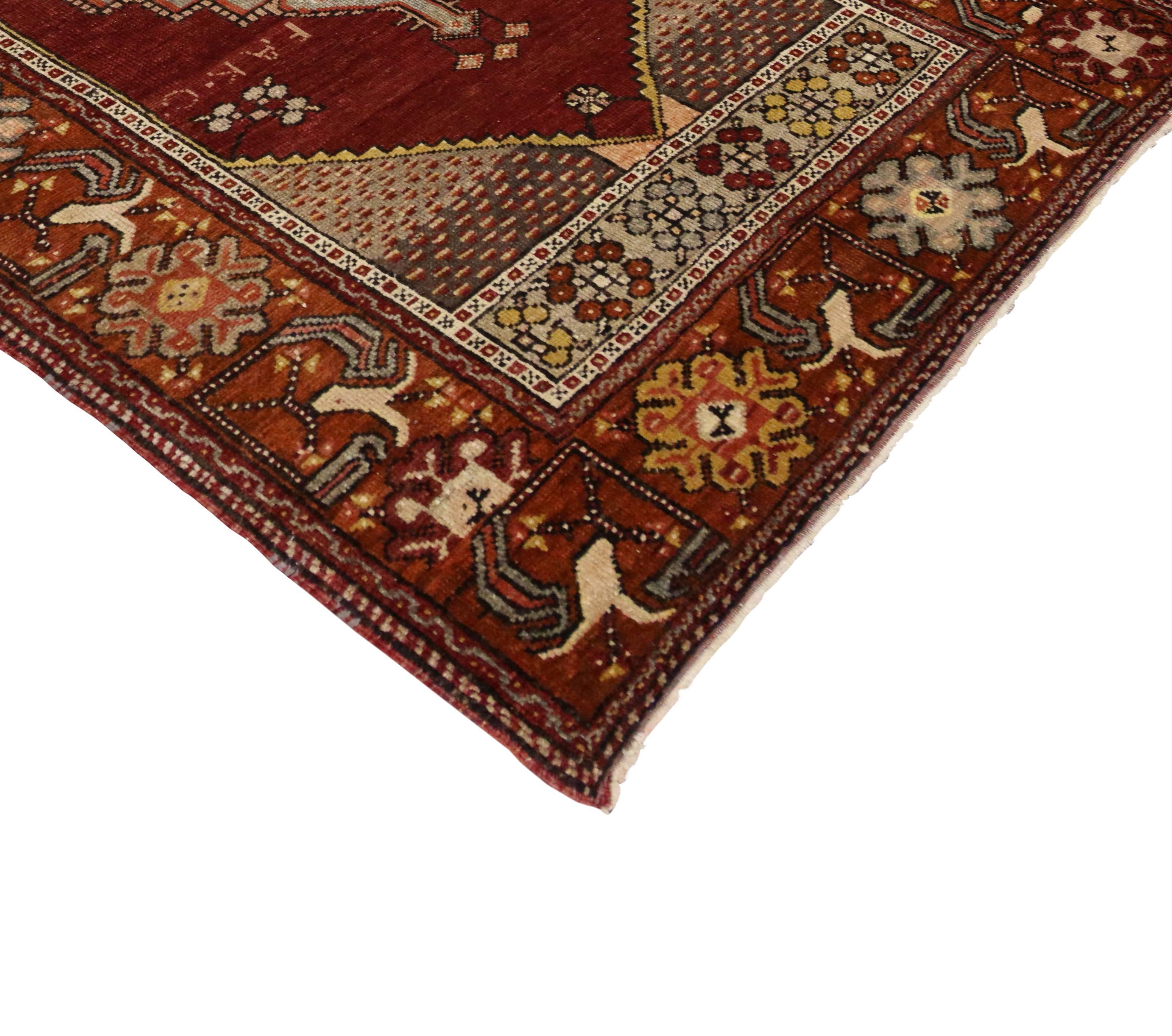 Von frisch und formell bis hin zu lässiger Eleganz, genießen Sie die Raffinesse dieses türkischen Oushak-Teppichs im modernen, traditionellen Stil. Die tiefen, gesättigten Farben vermitteln ein Gefühl von Wärme und Komfort und unterstreichen die