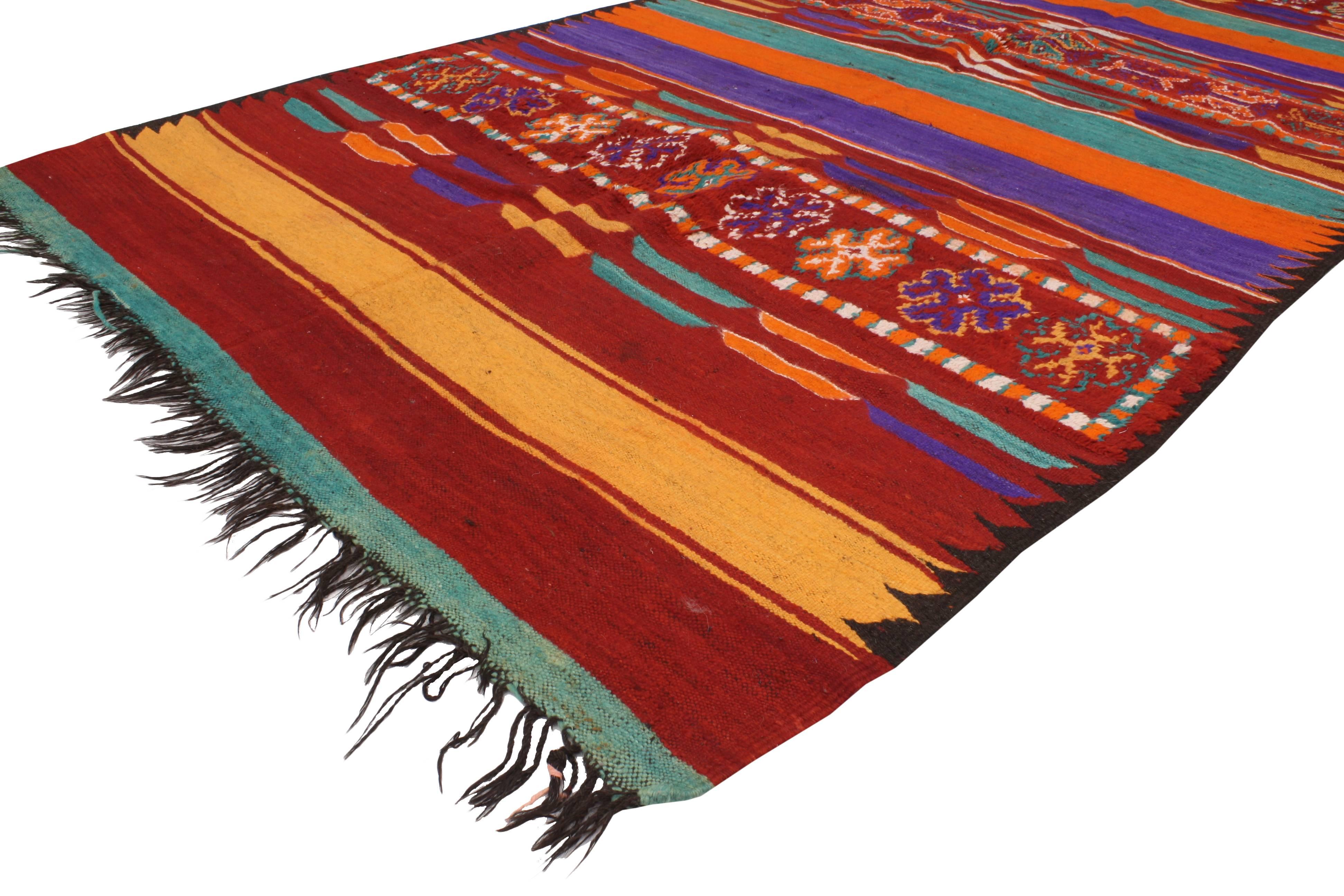 20417 Vintage Berber Moroccan Kilim Rug with Modern Cabin Style, Flat-weave Kilim Rug. Avec ses lignes épurées et ses couleurs vives, ce tapis berbère marocain Kilim vintage tissé à la main permet de créer un look global du monde entier ! Le tapis