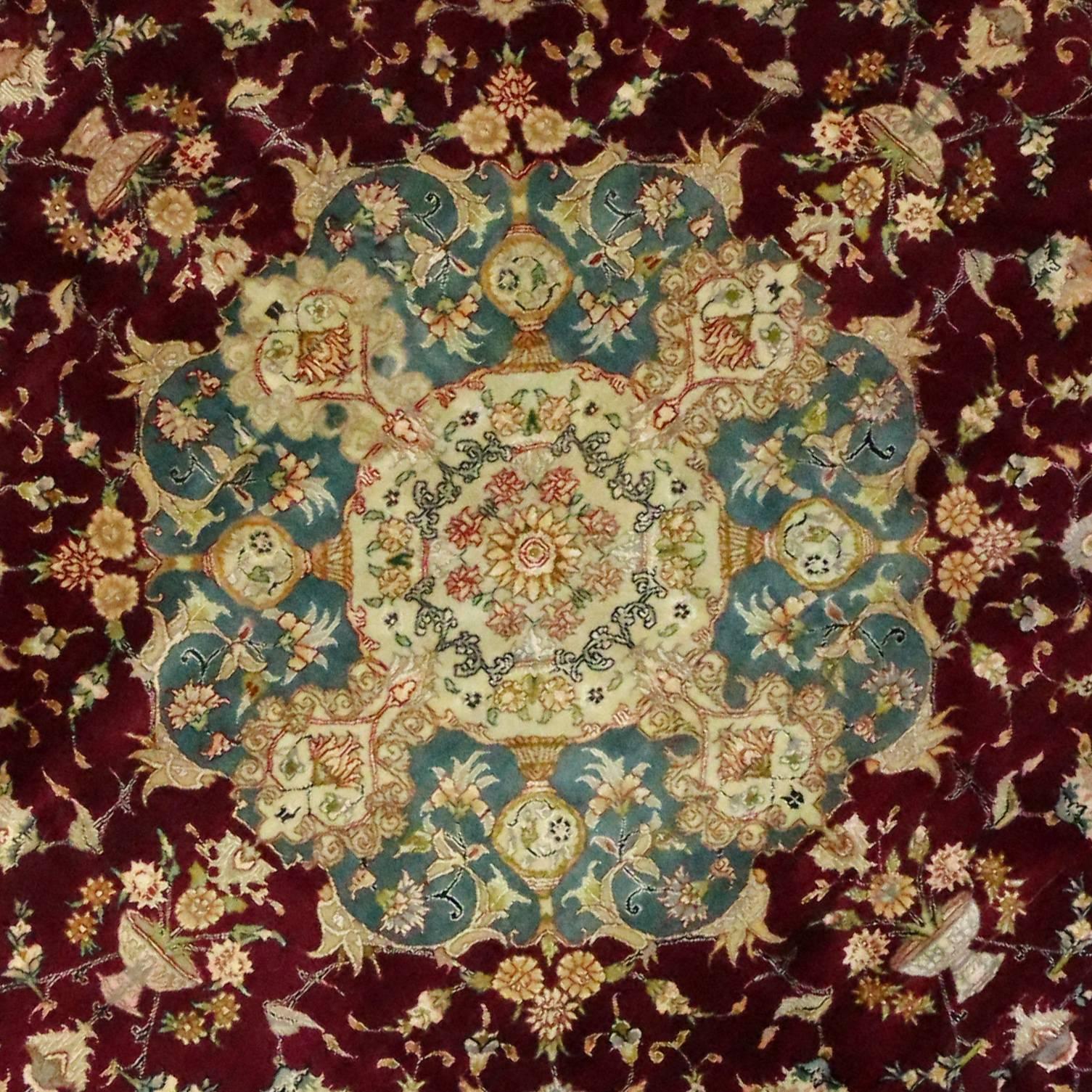 Round Vintage Tabriz Persian Rug with Traditional Style In Excellent Condition In Dallas, TX