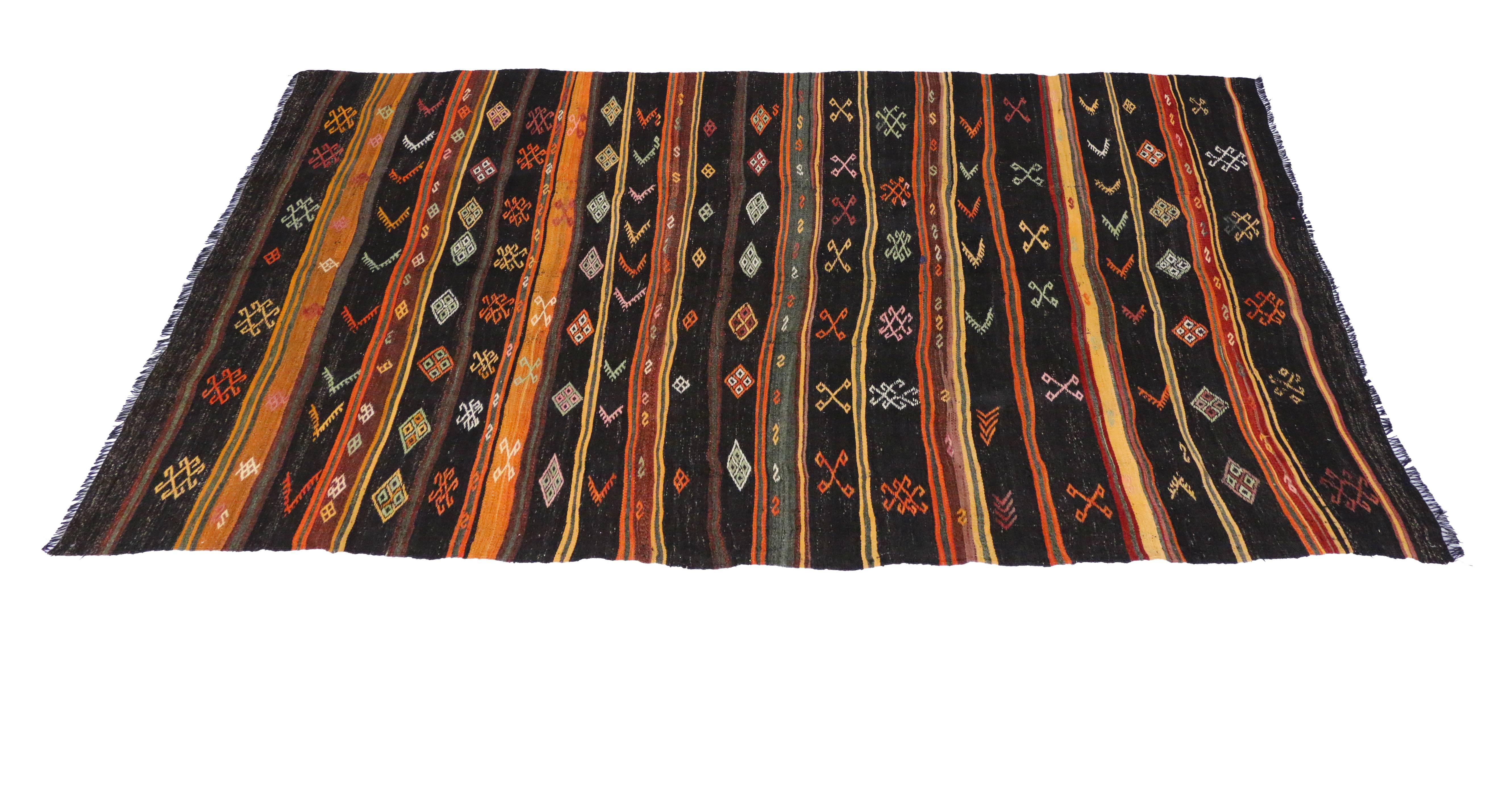 Vintage Turkish Kilim Rug with Modern Tribal Design, Flatweave Kilim Rug. In Excellent Condition In Dallas, TX
