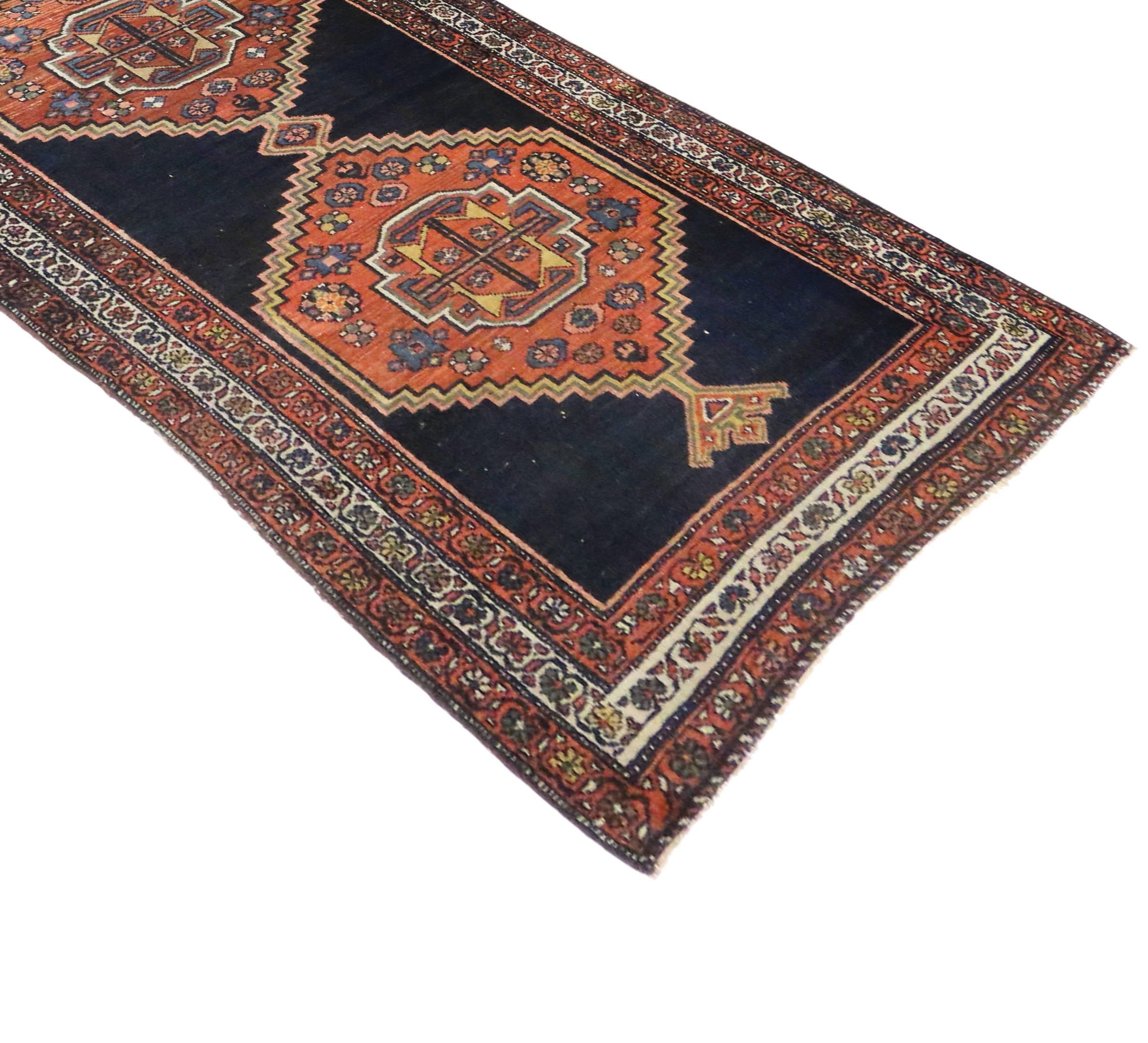 Dieser charaktervolle, antike persische Hamadan-Läufer im modernen Tribal-Stil zeigt ein extravagantes geometrisches Muster in den Farben Marine, Schwarz, Orange, Rost, Blau, Rosa, Braun, Hellbraun und Elfenbein-Beige. Dieser charismatische Läufer