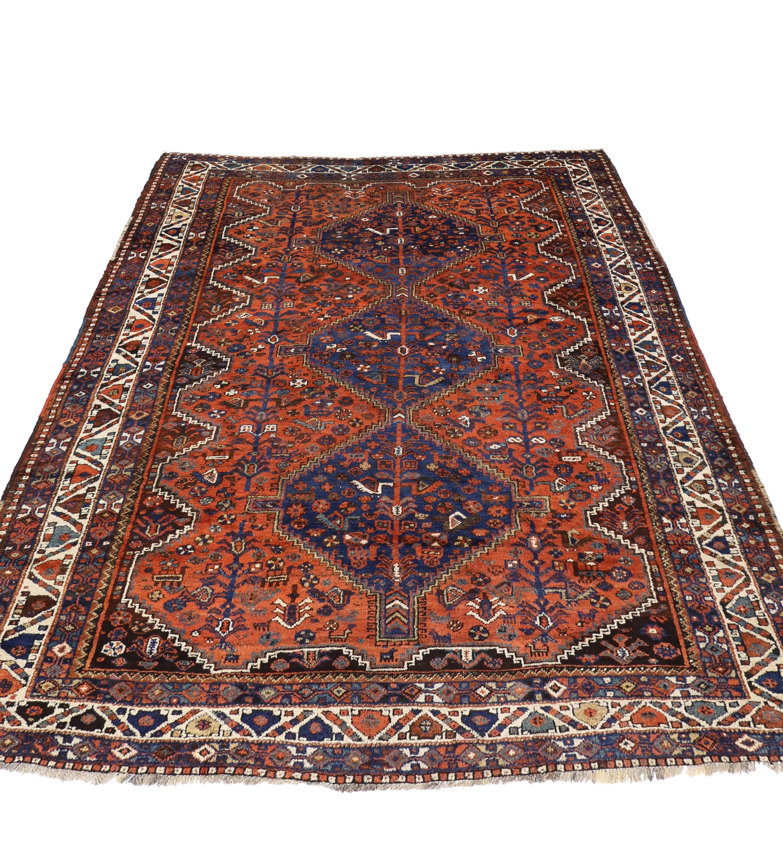 Antiker antiker persischer Shiraz-Teppich mit Stammesstil im Mid-Century Modern-Stil im Zustand „Gut“ im Angebot in Dallas, TX